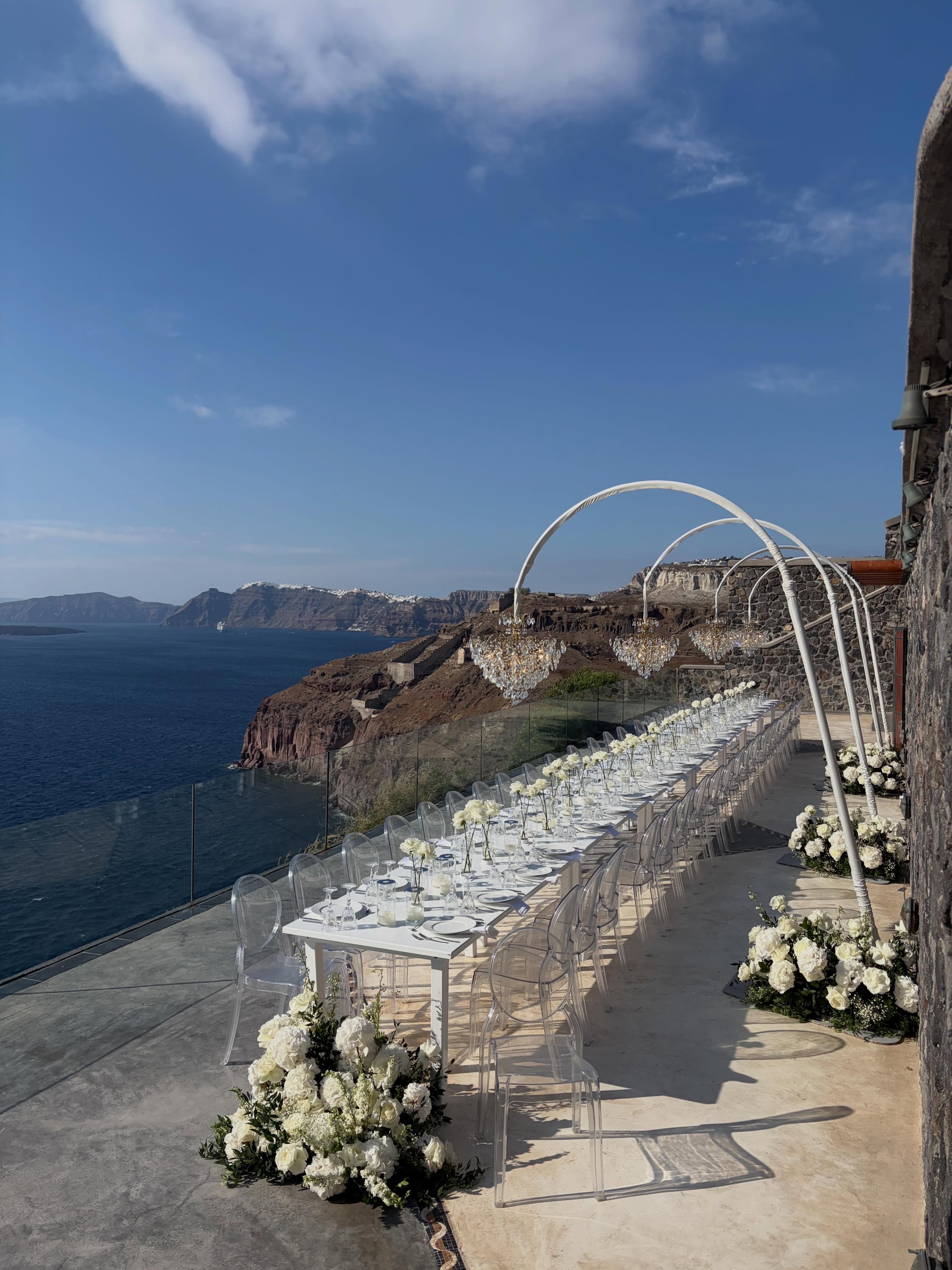 An incredible week in Santorini for the wedding of the wonderful @mattvinefitness and @sylwiamakeupartist . Can’t believe the big day was already a week ago! Was an absolutely gorgeous wedding filled with some of my favourite people in the world - and a fantastic family trip our little one and her Nana and Grandad. Congratulations again to the happy couple! What a beautiful adventure.
#wedding #greece #santorini #family #holiday