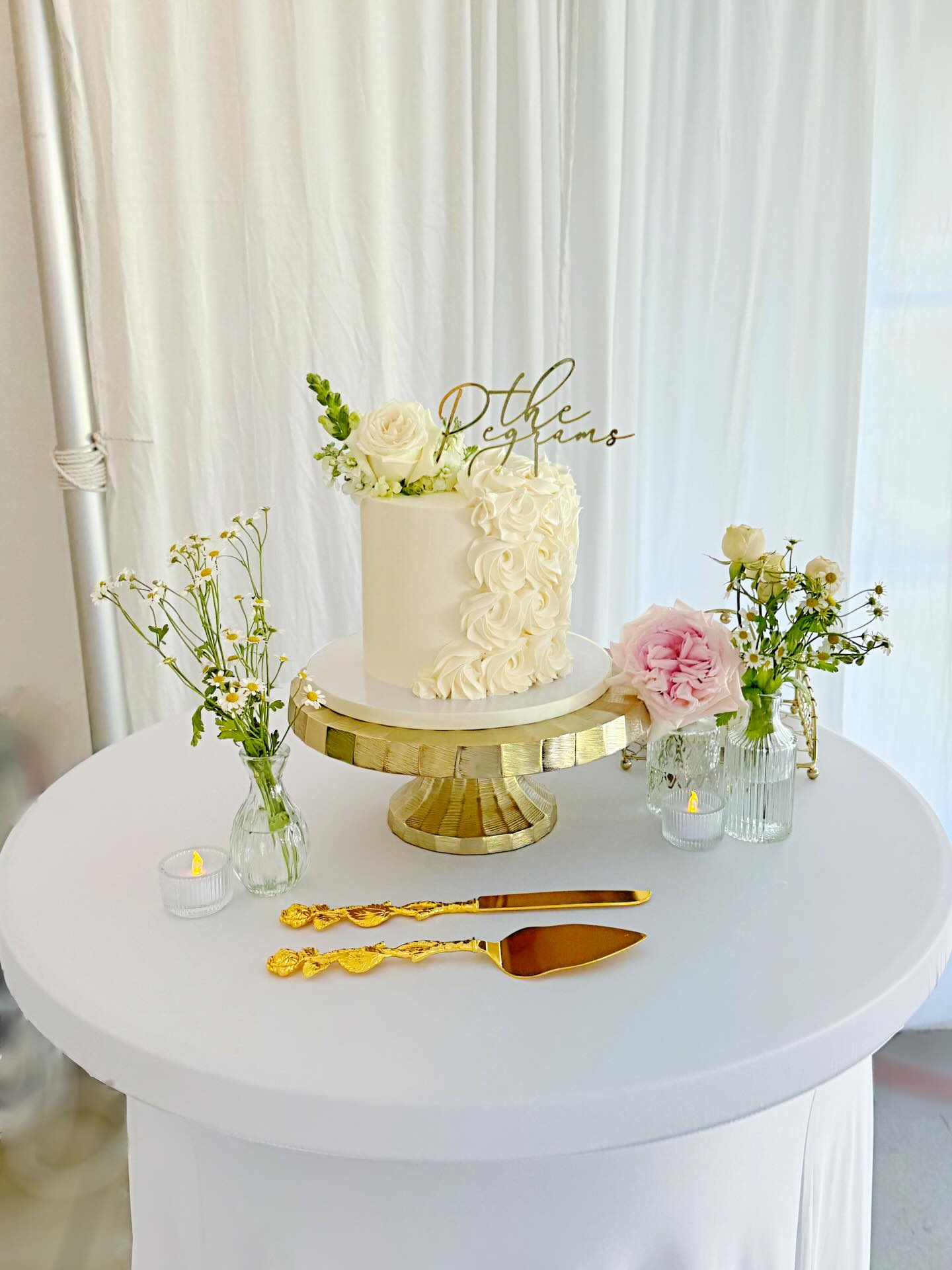A modern twist on the classic rosette cake🤍
This was a lemon cake, with lemon curd filling, and lemon Italian meringue buttercream🍋
Venue- @thevintagerosenampa
Planning- @steeleoakseventco
Table florals- @wildalpinefloral
Cake topper- @lejlasmajicdesigns
#rosettecakes #boisebakery #boiseweddingcakes #idahoweddings #boisecustomcakes