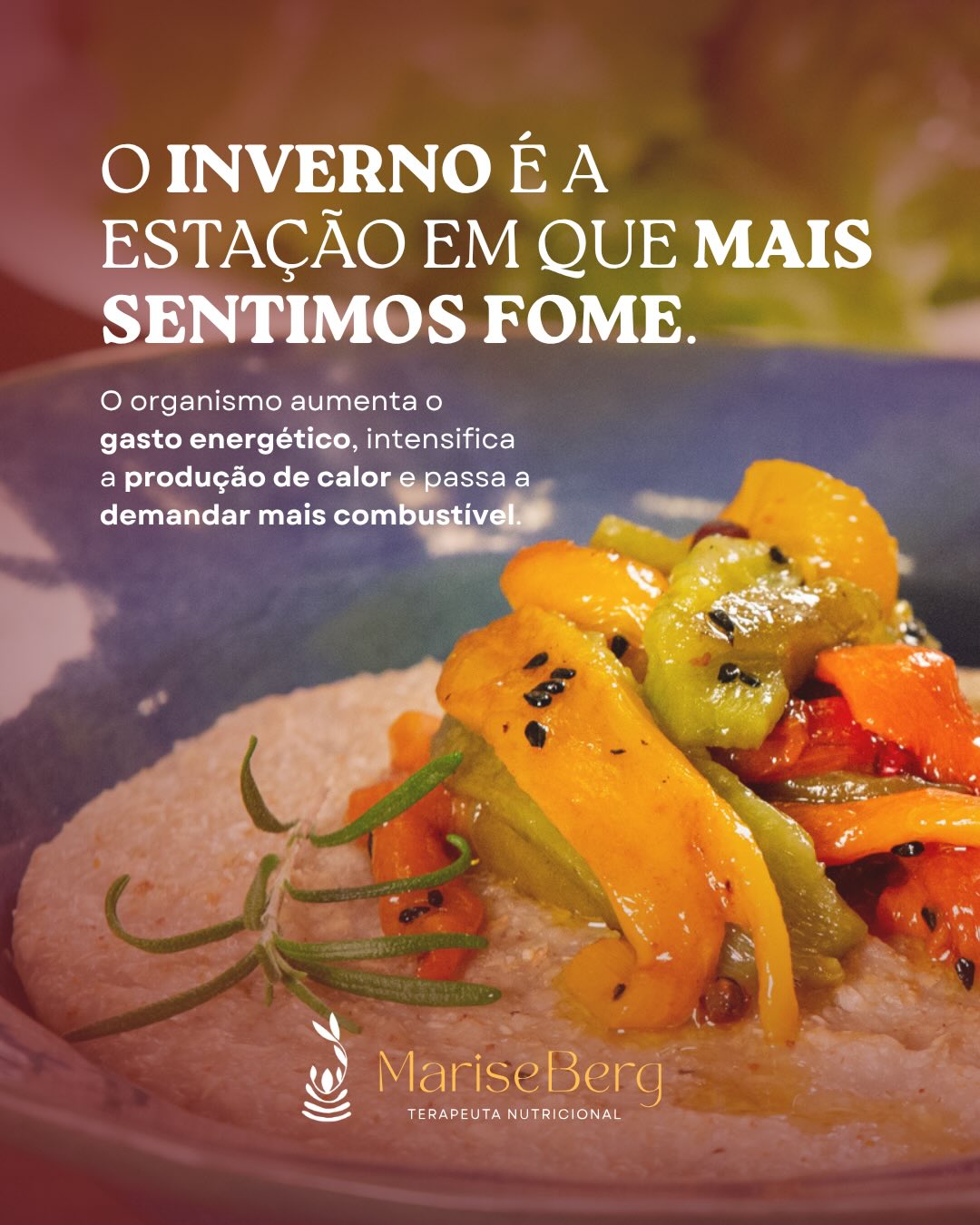 ❄️ Com a chegada do frio, muita gente percebe que a fome aumenta.
E isso faz sentido.
O inverno é uma estação que exige mais do organismo: produzir calor, manter a temperatura corporal e sustentar a energia. Ao mesmo tempo, a digestão costuma se tornar mais intensa e eficiente.
Talvez por isso essa época do ano combine tão bem com sopas, ensopados, bolos, chocolates, preparações mais cremosas e refeições quentinhas.
Mas o inverno também pede alguns cuidados.
Quando a alimentação fica excessivamente pesada e o movimento diminui, podem surgir sintomas como lentidão digestiva, distensão abdominal, excesso de muco, sonolência após as refeições e ganho de peso.
Conhecer as necessidades do corpo em cada estação é uma forma simples e poderosa de cuidar da saúde.
E é justamente sobre isso que vamos conversar na Imersão Ayurveda e Nutrição para o Inverno, que acontece ao vivo no dia 27/6.
🔗 O link para inscrição está na bio.
