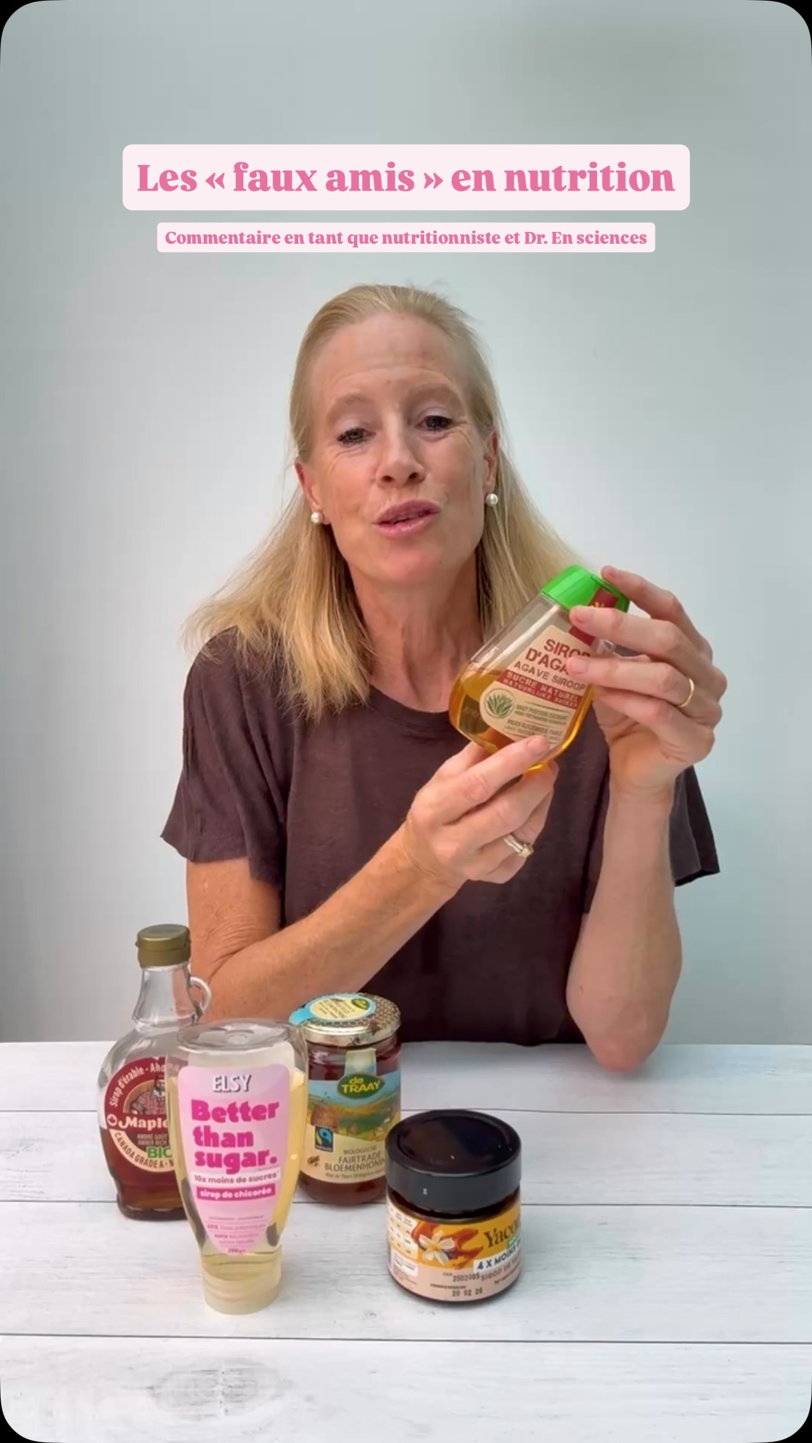 🚨 Les arnaques santé qu’on retrouve partout dans les rayons… et que beaucoup consomment en pensant bien faire.
🍯 Le sirop d’agave
On le retrouve dans les magasins diététiques grâce à son indice glycémique bas, mais il est composé en grande partie de fructose. Une consommation excessive de fructose favorise l’accumulation de graisse dans le foie. Préférez un peu de miel, de sirop d’érable ou encore les sirops à base de chicorée et d’inuline, intéressants pour le microbiote.
🥣 Les céréales « fitness »
Le marketing fait croire qu’elles sont bonnes pour la santé, alors qu’elles contiennent souvent plus de 70 g d’hydrates de carbone pour 100 g, plusieurs formes de sucre et des huiles raffinées. Un granola maison accompagné de fruits frais sera bien plus intéressant pour votre glycémie et votre satiété.
🥤 Les boissons protéinées aux fruits
Oui, elles apportent des protéines, mais aussi une longue liste d’additifs, d’édulcorants et de vitamines synthétiques. Un skyr ou des petits-suisses avec des fruits frais apportent naturellement protéines, vitamines et antioxydants.
🥤 Le Coca Zéro
L’absence de sucre ne signifie pas forcément qu’un produit est bénéfique pour la santé. Les édulcorants de synthèse sont associés à des modifications du microbiote intestinal et à un risque accru de diabète de type 2. Le kéfir ou le kombucha sont des alternatives naturellement fermentées qui prennent soin du microbiote.
🌿 Prendre soin de sa santé, ce n’est pas suivre le marketing, mais revenir à une alimentation plus simple et moins transformée.
✨ Bienvenue sur mon compte pour apprendre à prendre soin de vous naturellement.
Nutrition • Santé naturelle • Alimentation équilibrée • Rééquilibrage alimentaire • Nutritionniste • Microbiote intestinal • Glycémie • Résistance à l’insuline • Santé digestive • Inflammation • Manger sainement • Aliments transformés • Éducation nutritionnelle • Bien-être • Santé métabolique • Diabète de type 2 • Perte de poids • Protéines • Antioxydants • Alimentation anti-inflammatoire