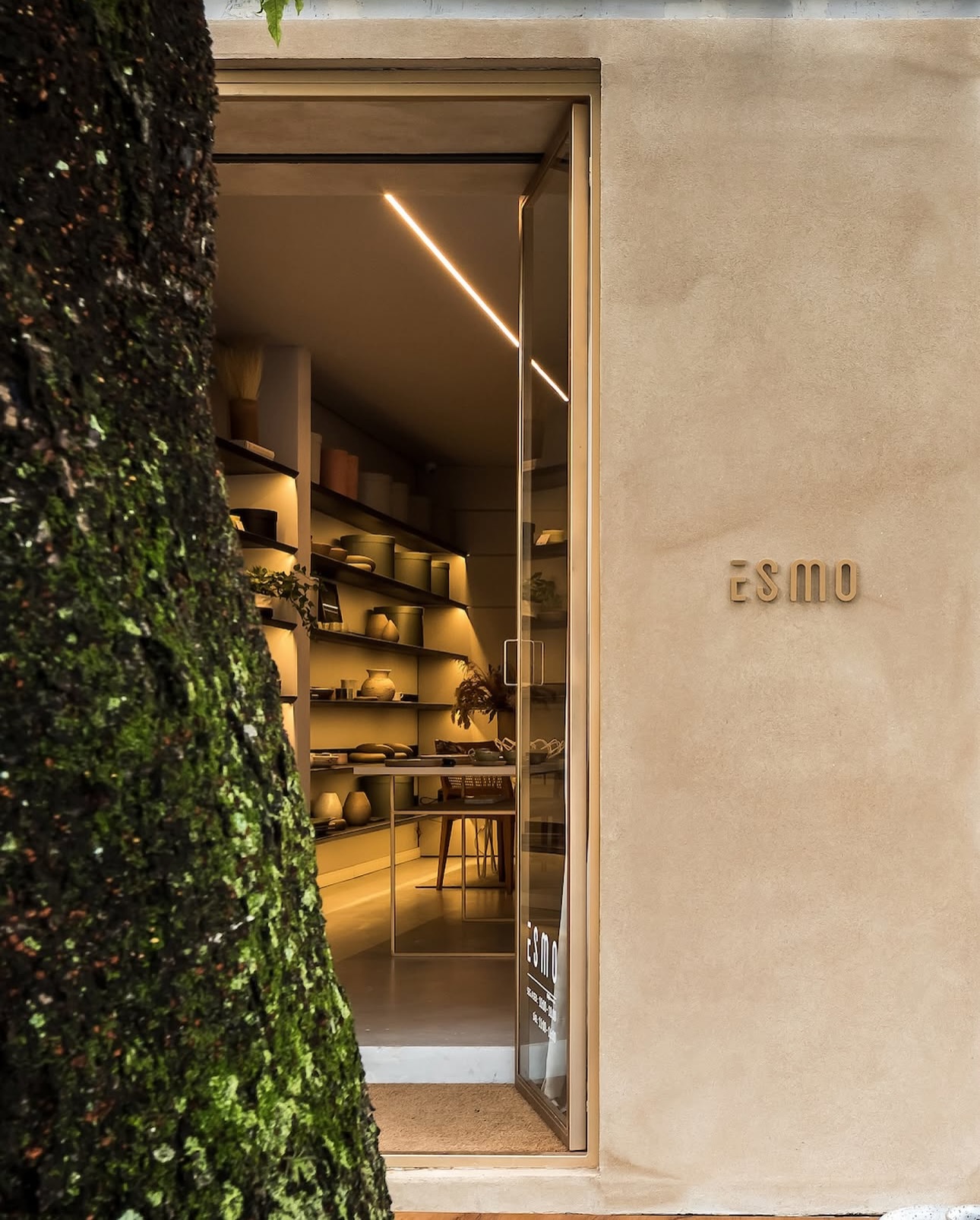 Do lado de fora para o lado de dentro, a mesma intenção: matéria, luz e sensorialidade em equilíbrio.
O Silk 007 @terracoroficial envolve com uma superfície uniforme, opaca, de visual sedoso. Na paisagem urbana, a tonalidade potencializa a leitura monocromática do projeto e, em relação com a luz natural, desacelera o olhar antes mesmo de se entrar.
Projeto: @boscardincorsi
Foto: @macarios
Textura Silk, cor 007