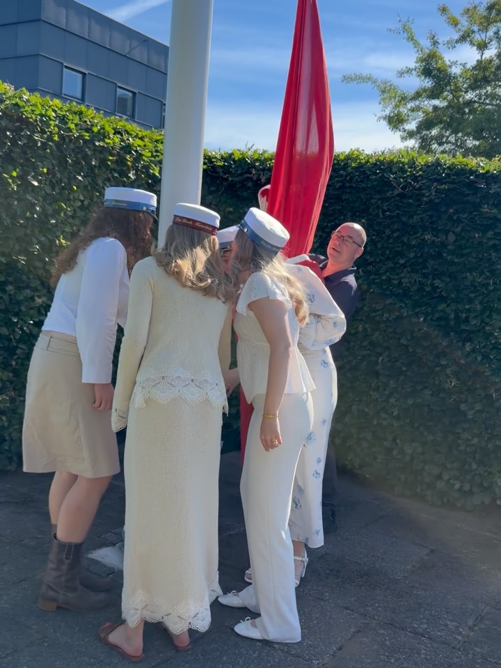 TILLYKKE med huen🍾
📸 glimt fra en stor dag med store følelser. Vi glæder os til at gøre det hele igen i morgen