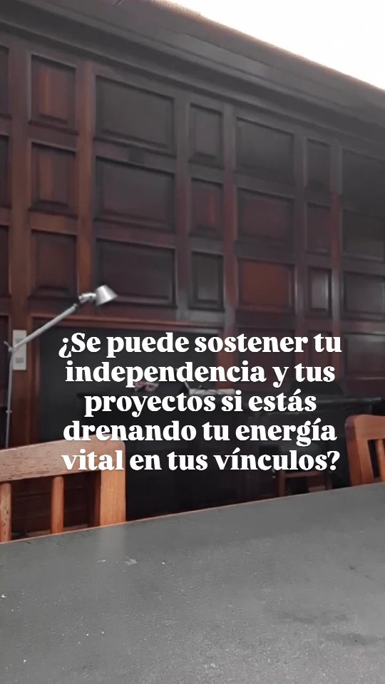 ¿Se puede sostener tu independencia y tus proyectos si estás drenando tu energía vital en tus vínculos?
Veo una paradoja constante en mujeres autónomas y líderes: el mismo chip de resolución que las hace fuertes en su día a día, las lleva a ocupar el rol de salvadoras en el amor. Terminan maternando a sus parejas y vaciándose en relaciones sin reciprocidad.
Creer que la paz interna aparece sola es naif.
Te espero en el Episodio 11 de Mira, el podcast de la reflexiva para entender de dónde viene este patrón y cómo empezar a ordenar tu historia. El link para escucharlo está en mi biografía. Te invito a que me sigas em Spotify.
🔥 AVISO IMPORTANTE: en julio comienza un nuevo grupo de TRAVESÍA, el viaje iniciático de autoconocimiento profundo para transformar tus relaciones. Si te inscribís para este recorrido durante el mes de julio mantenemos el precio de inscripción actual, en agosto el valor sube de forma definitiva.
Así que escribime y charlamos para evaluar si este es tu momento.