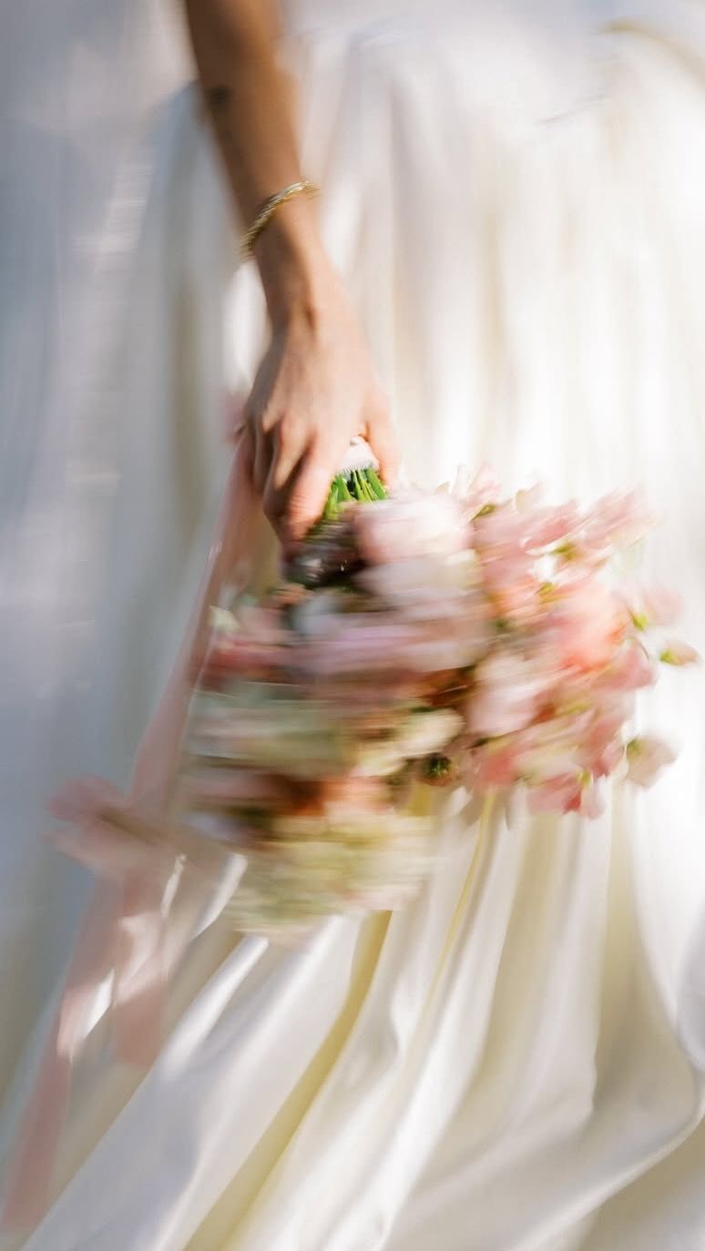 Covid changed her wedding plans, so our designer Kelsey never wore one of her own gowns. Here’s the dress she’d pick now! 🤍