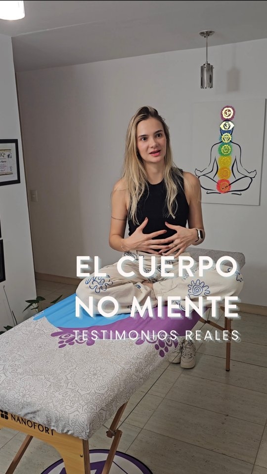 🌙 Esto no lo digo yo. Lo dicen ellas.
"Un remolino aquí". "Me voy súper recargada". "Mucha, mucha liberación". No son frases que yo escribí —son lo que el cuerpo suelta cuando por fin tiene el espacio para hacerlo.
Cada una llegó por un camino distinto: unas por Reiki, otras por resonancia corporal. El resultado se repite: el cuerpo libera lo que llevaba años cargando y la persona se reconecta con su respiración, sus músculos, su energía.
Distintas puertas, el mismo trabajo de fondo.
📩 Escríbeme y agendamos tu primera consulta.