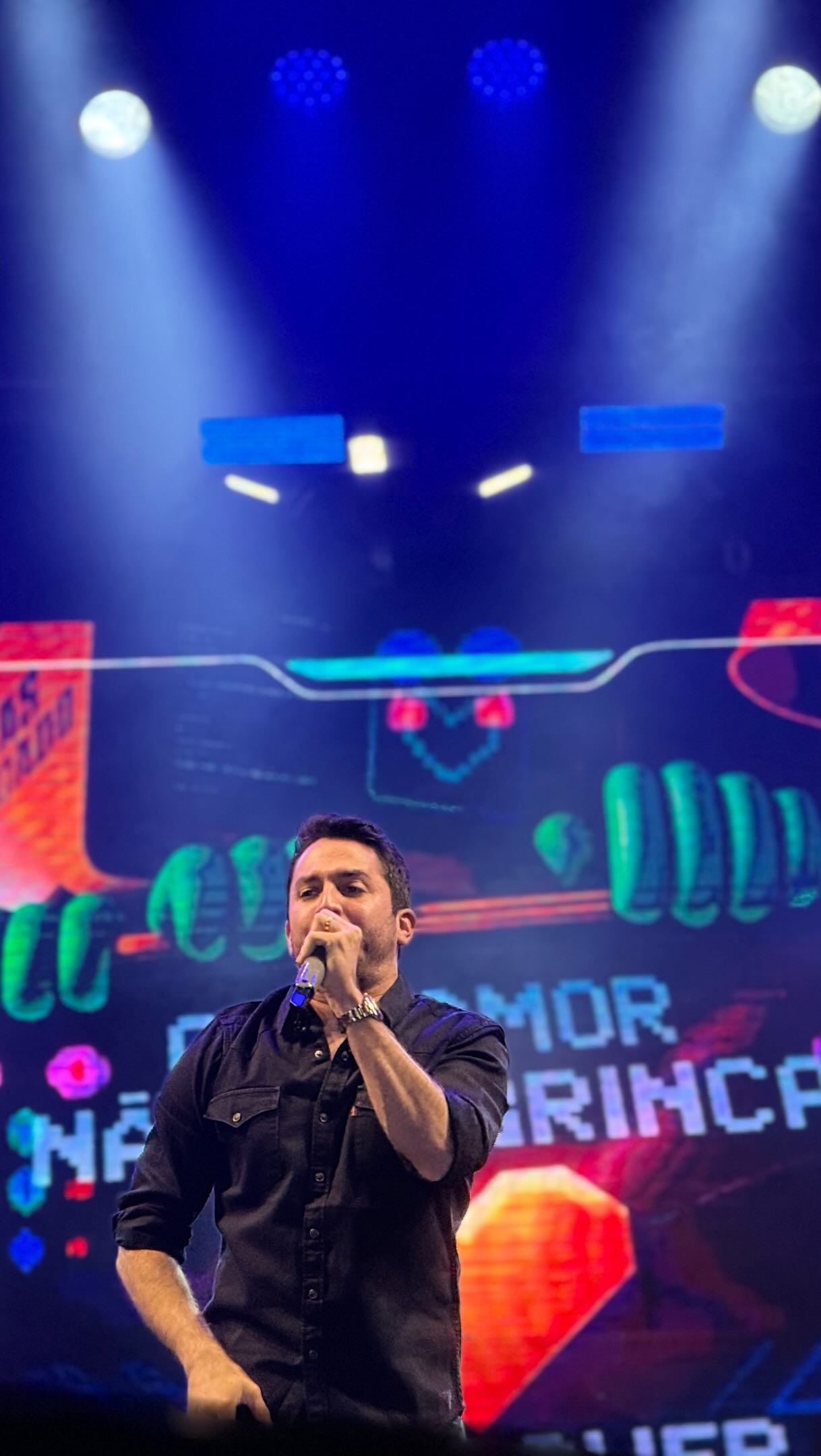 🎬 Uma noite que entrou para a história dos 117 anos de Petrolândia! ✨💙
Quando o relógio marcou meia-noite, a nossa cidade parou para celebrar um momento único: juntos, no palco e na praça, cantamos parabéns para Petrolândia ao som de Neto Britto, em uma energia que só o nosso povo consegue transmitir. 🎂🎶
A emoção tomou conta com uma queima de fogos inesquecível, iluminando o céu e celebrando a história de uma cidade que cresce, encanta e tem orgulho das suas raízes. ✨🎆
A noite ainda contou com o talento da nossa prata da casa, Geison Souza, abrindo a programação, e o grande show de Jonas Esticado, que fez todo mundo cantar e viver uma experiência especial.
Petrolândia, você fez dessa noite um momento para guardar na memória. ❤️
Seguimos celebrando os nossos 117 anos! 🚀
#Petrolândia117Anos #OrgulhoDeSerPetrolandense #NossaHistóriaNossaGente #PetrolândiaPE