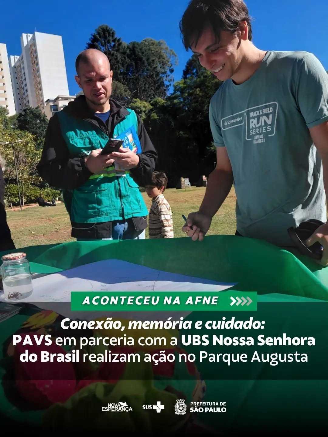 No dia 18 de junho, o Programa Ambientes Verdes e Saudáveis (PAVS), em parceria com a UBS (Unidade Básica de Saúde) Nossa Senhora do Brasil, realizou uma ação no Parque Augusta em celebração ao Mês do Meio Ambiente.
A programação incluiu a construção de um Mapa Afetivo durante uma caminhada pelo parque, incentivando os participantes a reconhecerem espaços de acolhimento, convivência e pertencimento ao território. Também foram realizadas atividades de Educação em Saúde Urbana, com orientações sobre prevenção ao Aedes aegypti, cuidados com animais sinantrópicos (como aranhas, escorpiões e roedores) e os impactos das mudanças climáticas na saúde.
A ação reforçou a importância da participação da comunidade na construção de territórios mais verdes, saudáveis e acolhedores.
#PAVS #UBSNossaSenhoraDoBrasil #TimeAFNE*
#ParaTodosVerem: Sequência de fotos registra uma ação realizada ao ar livre, no Parque Augusta, em um dia ensolarado. As imagens mostram profissionais do Programa Ambientes Verdes e Saudáveis (PAVS) e da UBS Nossa Senhora do Brasil interagindo com crianças, adultos e idosos em atividades voltadas à saúde, ao meio ambiente e à educação. Ao longo da sequência, aparecem momentos de conversa, orientação e troca de experiências ao redor de uma mesa com materiais educativos e elementos lúdicos, além de registros da equipe reunida, da participação do público e da integração entre os participantes em um ambiente arborizado, reforçando o cuidado, a promoção da saúde e o fortalecimento dos vínculos com a comunidade.