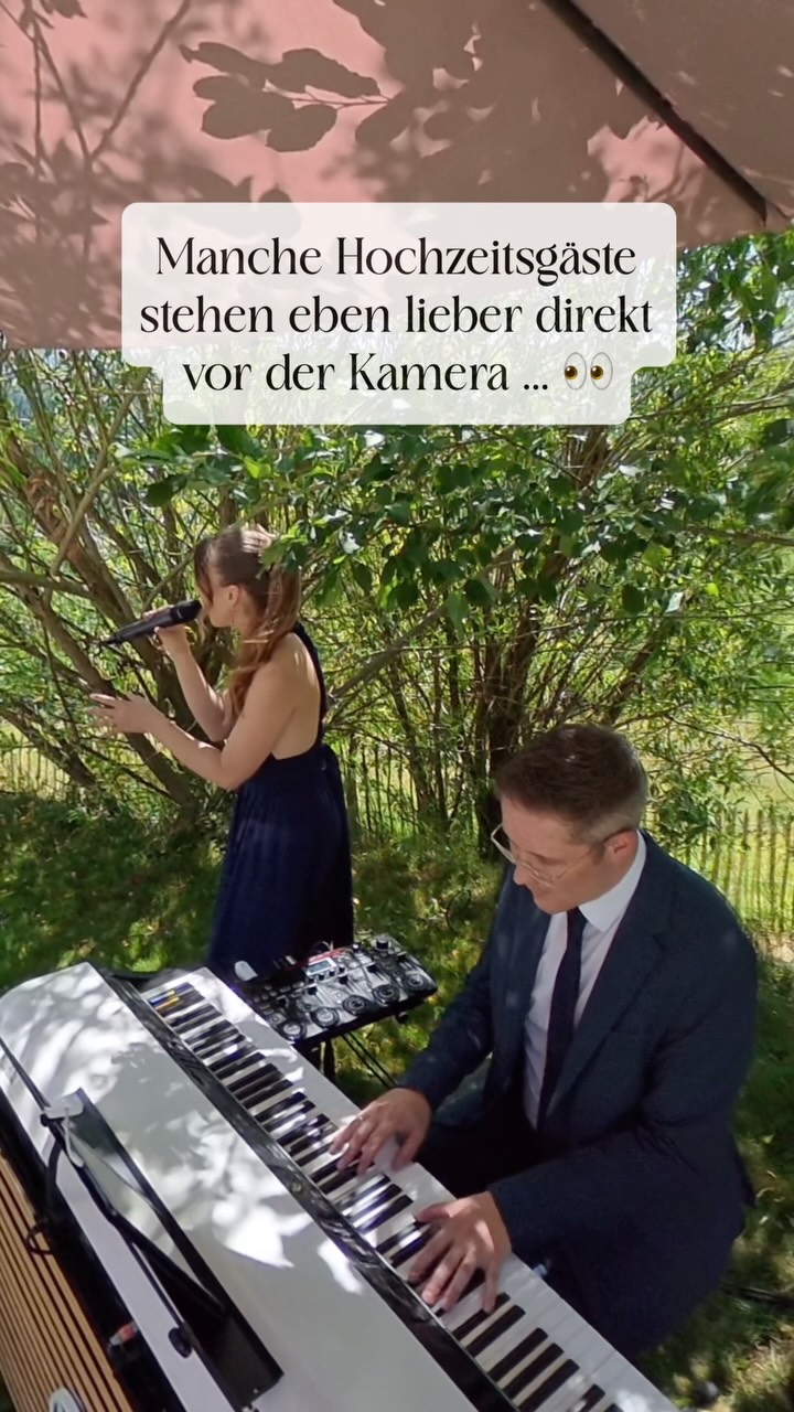 Eigentlich wollte ich euch einfach einen kleinen Ausschnitt von „Weiße Haare“ von der freien Trauung zeigen. 🎶
Beim Bearbeiten ist mir dann aufgefallen, dass sich mitten im Refrain ein kleiner Falter direkt vor die Kamera gesetzt hat – und kurzerhand seinen eigenen Auftritt hatte. 🦋
Habt ihr den kleinen Gast sofort entdeckt? 👀
#FreieTrauung #Hochzeitssängerin #LiveGesang #weißehaare