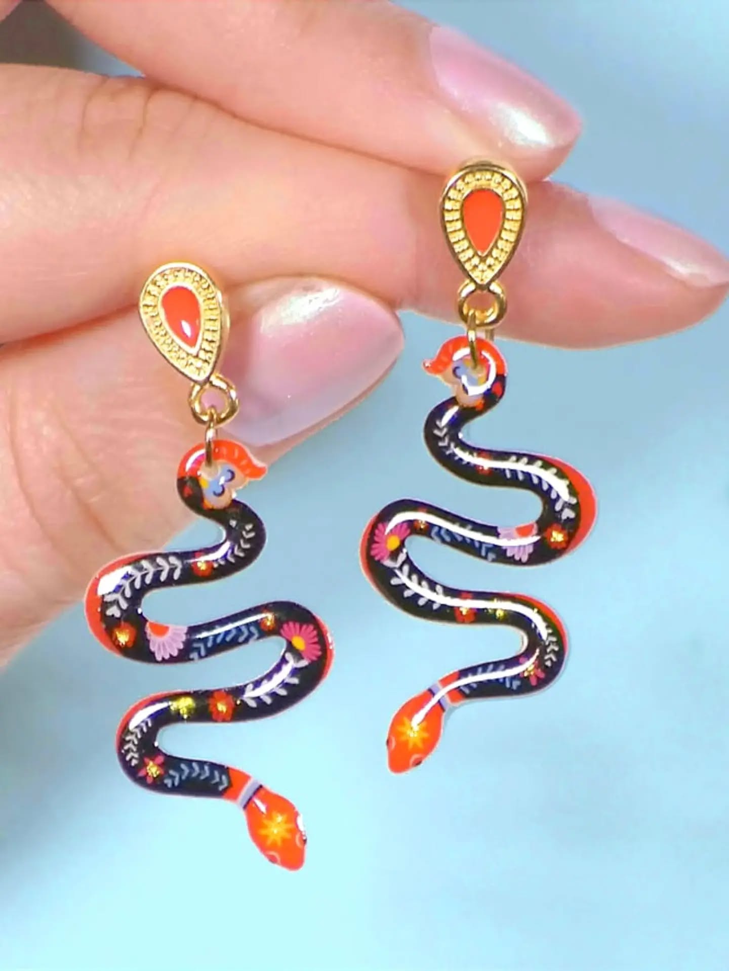 Après 4 jours à @linattendue_clisson en plein Hellfest, je reste dans l'ambiance avec mes boucles serpents ! 😝
Les 5 variantes couleurs sont désormais en ligne sur le site!
Hâte de connaître votre variante préférée! 🤗
°°°
#bouclesdoreilles #serpent #snakeearings #bijouxfantaisie #faitmain