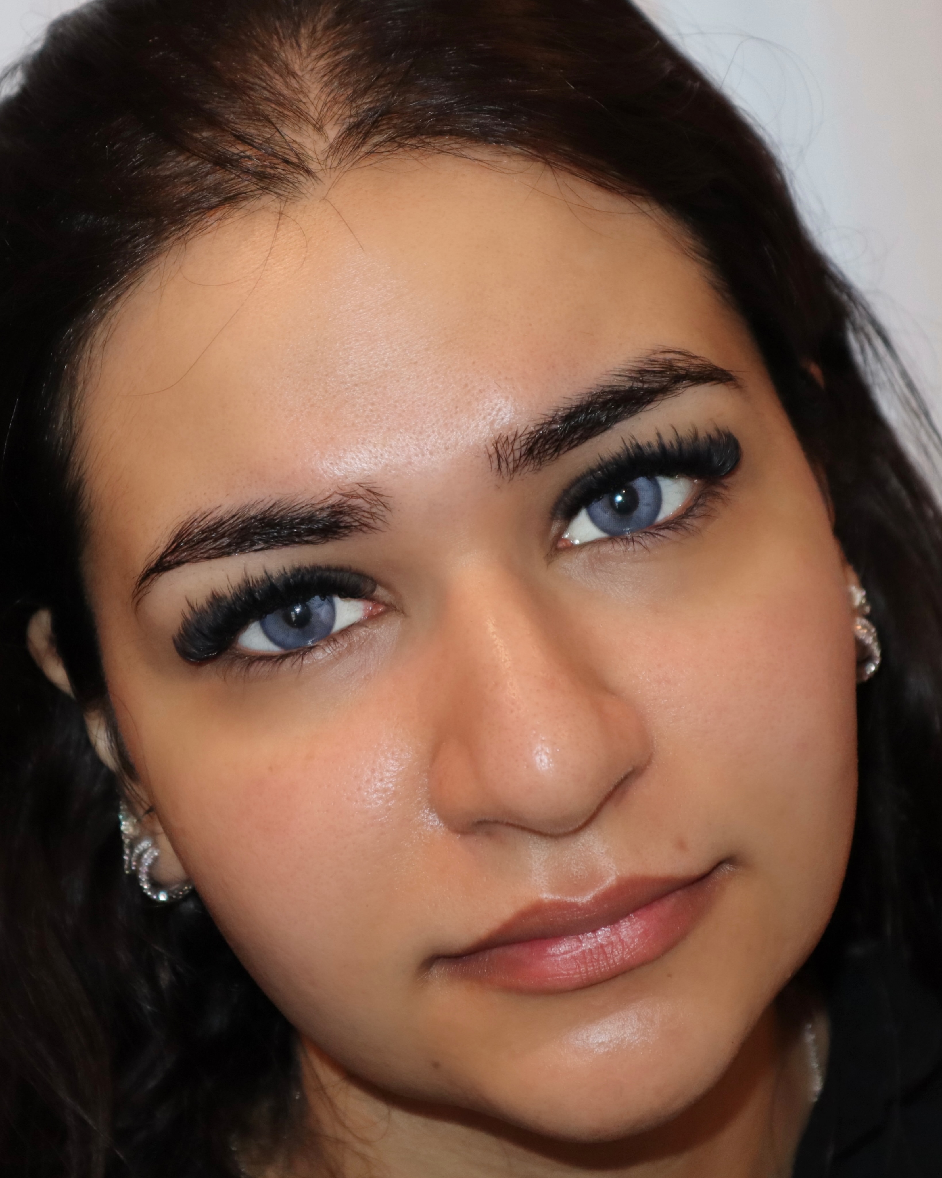 A cat eye just suits her so well 🤌🏼✨
Snatched, full, & flawless.
12mm-8mm for the base & some 14mm-10mm spikes for a little texture 👁️🗨️
Created using our tried & true Cashmere Pro Series lash trays of course… ⭐️🖤
I am currently booking for July & August! ☀️
Visit the link in my bio to view all availability & to secure your spot 🗓️
#oshawalashes #cateyelashes #whitbylashes #lashsupplies #lashartist