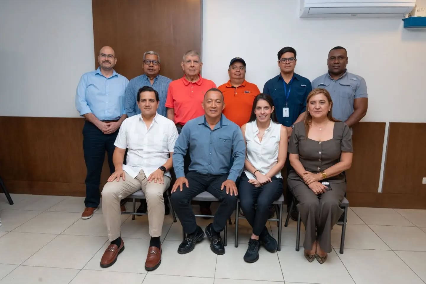 Mantuvimos una reunión con @prefecturaeloro y @arca_ec con el objetivo de continuar el diálogo sobre la aplicación de la tarifa de agua para riego. Durante el encuentro, abordamos la necesidad de establecer una tarifa basada en el consumo real de agua. Como parte de los avances, se acordó trabajar en un convenio en los próximos días, con la finalidad de alcanzar un acuerdo que brinde seguridad y claridad para todas las partes.
Asistieron a la sesión: Clemente Bravo @clementebravor, prefecto de El Oro; Karina Torres @karinatorrest100sur, viceprefecta de El Oro; Daniela Limongi, directora ejecutiva de ARCA; y José Antonio Hidalgo @joseantoniohidalgom, director ejecutivo de AEBE.