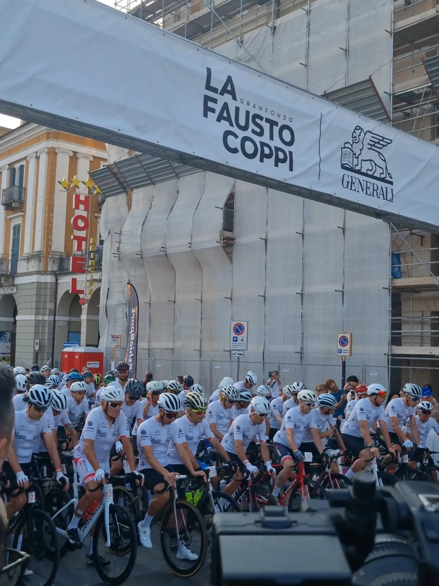 3,2,1... the Granfondo La Fausto Coppi Generali has started! 🚴🏻♂️🎉
With more than 2,700 registered cyclists, the 37th edition has once again proved to be a great success.
Joining the start line are also some journalists of Europe's leading media, ready to experience the event firsthand.
The event is more than just a race: its exhibition village hosts over 40 exhibitors including leading cycling brands such as @alecyclingofficial, @pirelli_cycling, @rudyproject and @gregariolab
This year edition also celebrates a special partnership with Denmark 🇩🇰 @govisitdenmark
We had the honour of meeting the Danish Ambassador to Italy and gifting him the official Danish National Cycling Team jersey by Alé.
#VitaminaCPR @la_fausto_coppi
