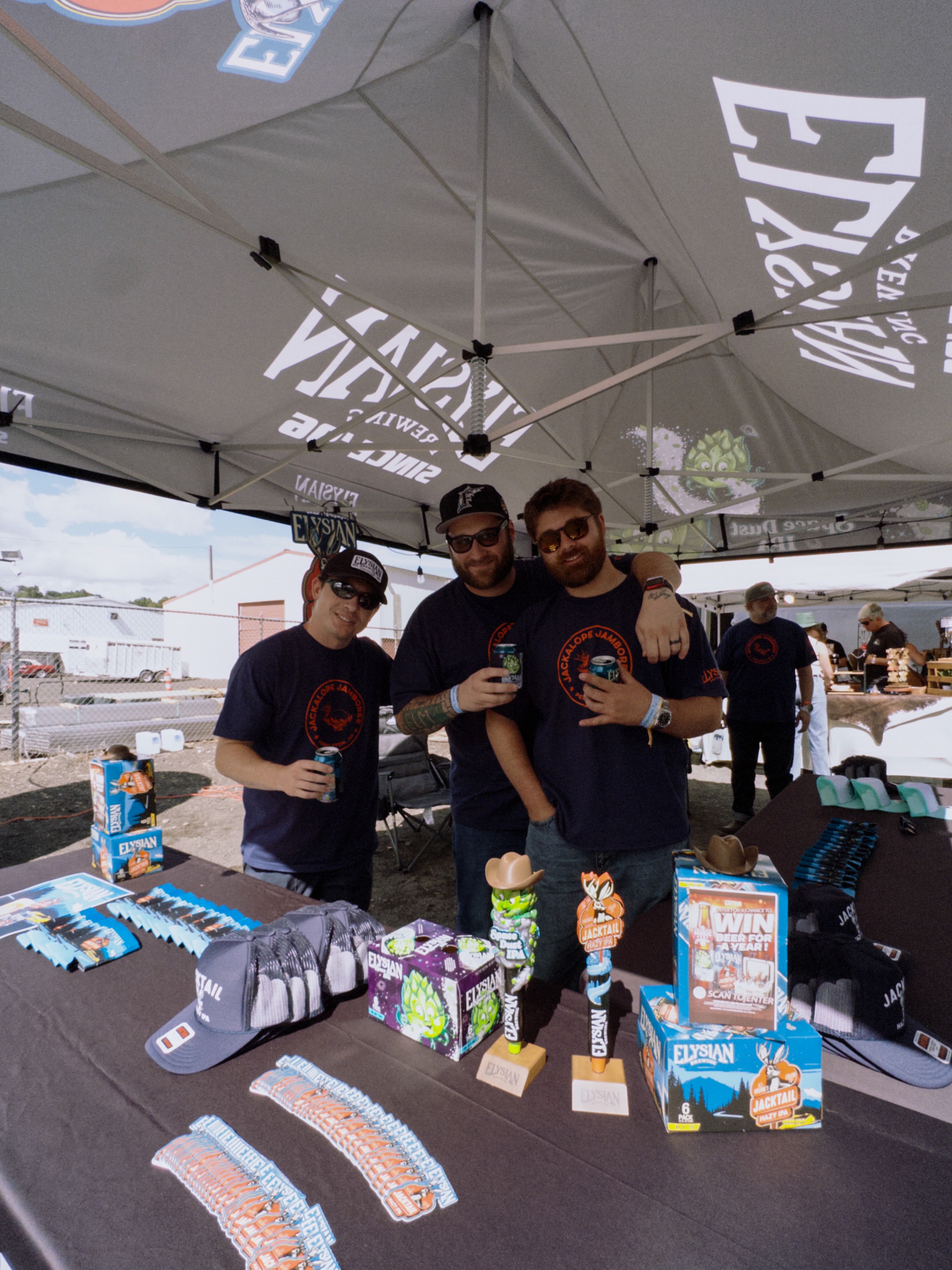 🍻 Beer? Check. Freebies? Check. Good vibes? Always.
Swing by the @elysianbrewing tent today to grab some swag and learn more about their awesome brewery!