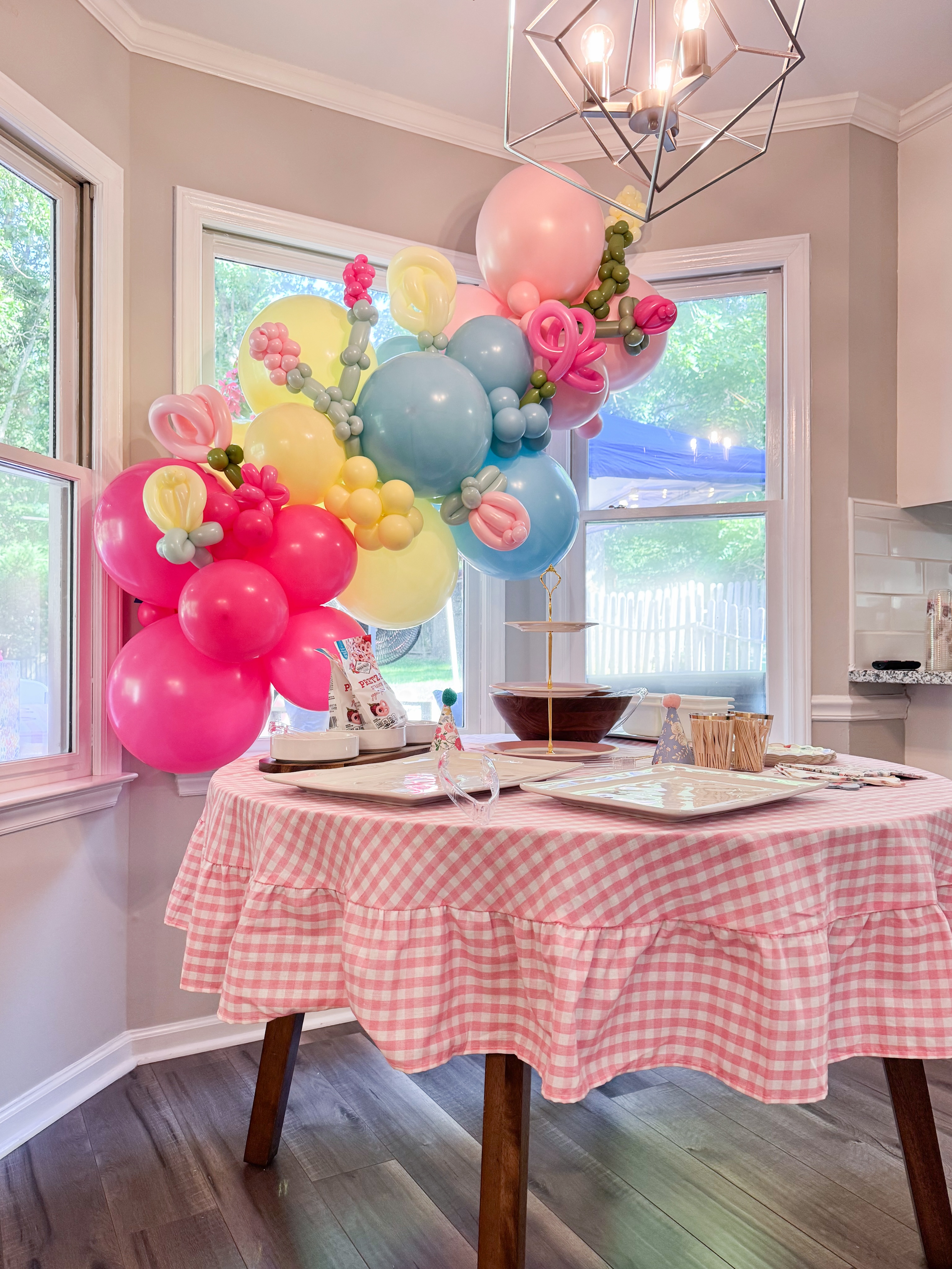 ONE-derful Birthday theme for a special birthday girl!🌹💛 Mom sent me a plate and invitation with the design as inspiration and we turned all of the gorgeous flowers into balloon art! Creating the small, personal details are what we love about these smaller installs, and they bring together intimate gatherings so seamlessly! Garland on the inside coordinated with the clusters outside, plus a #1 mini stack in matching colors 🙌🎀