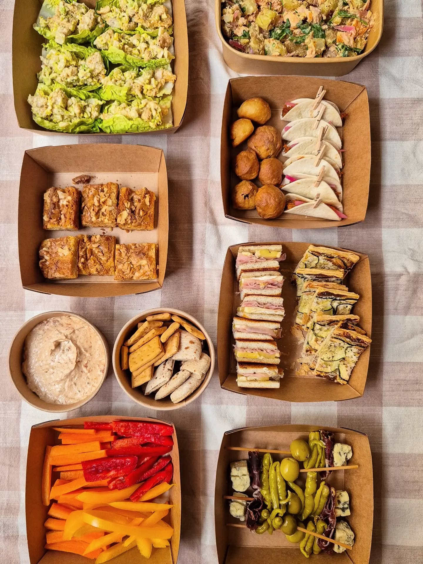 Cajitas de picoteo en Madrid para cenas de verano sin cocinar 🧊🍅🥖
Para esos planes en los que quieres invitar en casa, poner algo rico y quedar bien… pero no tienes tiempo —ni ganas— de comprar, cocinar, montar y recoger como si estuvieras organizando una boda pequeña 🫠
Así funciona:
eliges el menú,
nosotras lo preparamos,
te lo llevamos a casa,
abres la puerta,
colocas las cajitas
y te sientas a disfrutar con tu gente 🪑🍷
Picoteo frío, tortilla, sandwiches, wraps, gildas, dips, bocados salados, algo dulce y combinaciones pensadas para cenas de verano, cumpleaños informales, reuniones con amigos o aperitivos en casa 🧺
Y si no sabes qué pedir o cuánta cantidad calcular, te ayudo a aterrizarlo según el número de personas y el tipo de plan.
Tú reúnes a la gente.
Nosotras ponemos el sabor 🫙
Escríbeme “CAJITAS” por DM y organizamos tu próxima cena de verano.
#CajitasDePicoteo #CateringMadrid #CenasDeVerano
