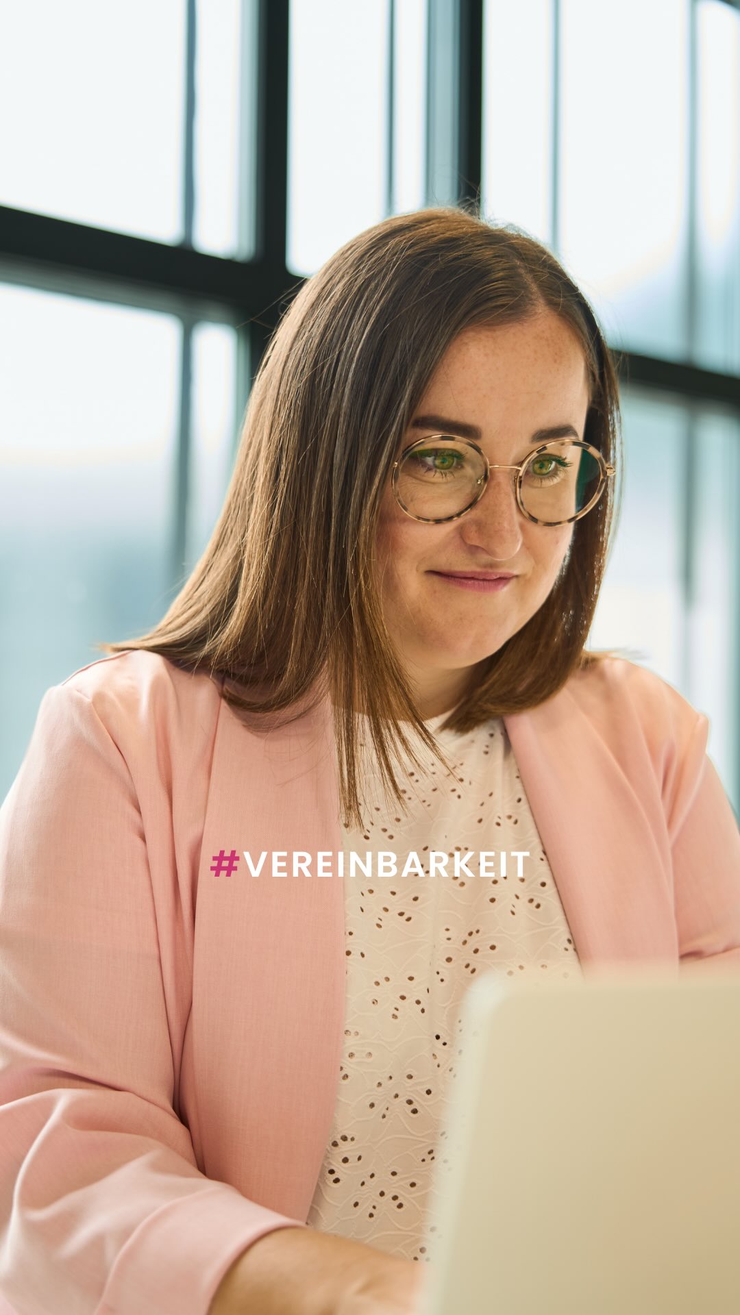 Gute Mutter oder erfolgreiche Unternehmerin – wer hat sich das ausgedacht?
Ich glaube nicht daran. Und meine Töchter sollen es auch nicht.
Beides gehört zu mir: Unternehmen aufbauen, Kund*innen strategisch begleiten – und da sein für meine Mädchen.
Es ist kein perfekter Spagat. Manchmal ist der Tag chaotisch, manchmal läuft nicht alles nach Plan. Aber genau das ist der Punkt: Es muss nicht perfekt sein, um zu funktionieren. 🩷
#socialbranding #socialmediasüdtirol #metaads #leifers