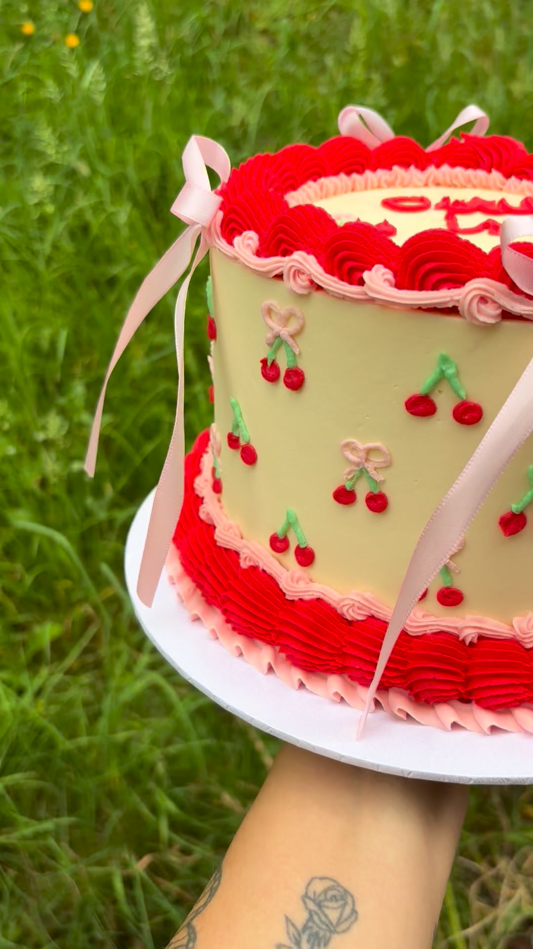 🍒🎀 Sweet little bows, tiny cherries, and the prettiest shades of pink and red for a very special first birthday! ❤️✨
#FirstBirthdayCake #CherryCake #VintageCake #BowCake #BirthdayCake #ButtercreamCake #CustomCakes #CakeDesign #CakeArt #OneYearOld #KidsBirthdayCake #BakersOfInstagram #CakesOfInstagram #CelebrationCake #InstaCake