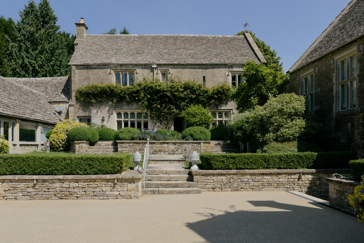 Did you know that Coombe End originally breathed life as a 16th-century monastery? Dating back to 1515, this historic wing remains the oldest part of the manor.
Today, the ground floor houses our intimate Clubroom - home to the The Monks Bar and pool table room. Directly above sits the Monks Apartment which includes the Hair & Beauty Salon.
With its commanding elevated views, the apartment offers a perfectly framed vantage point for the host to watch their guests arrive whilst getting ready.