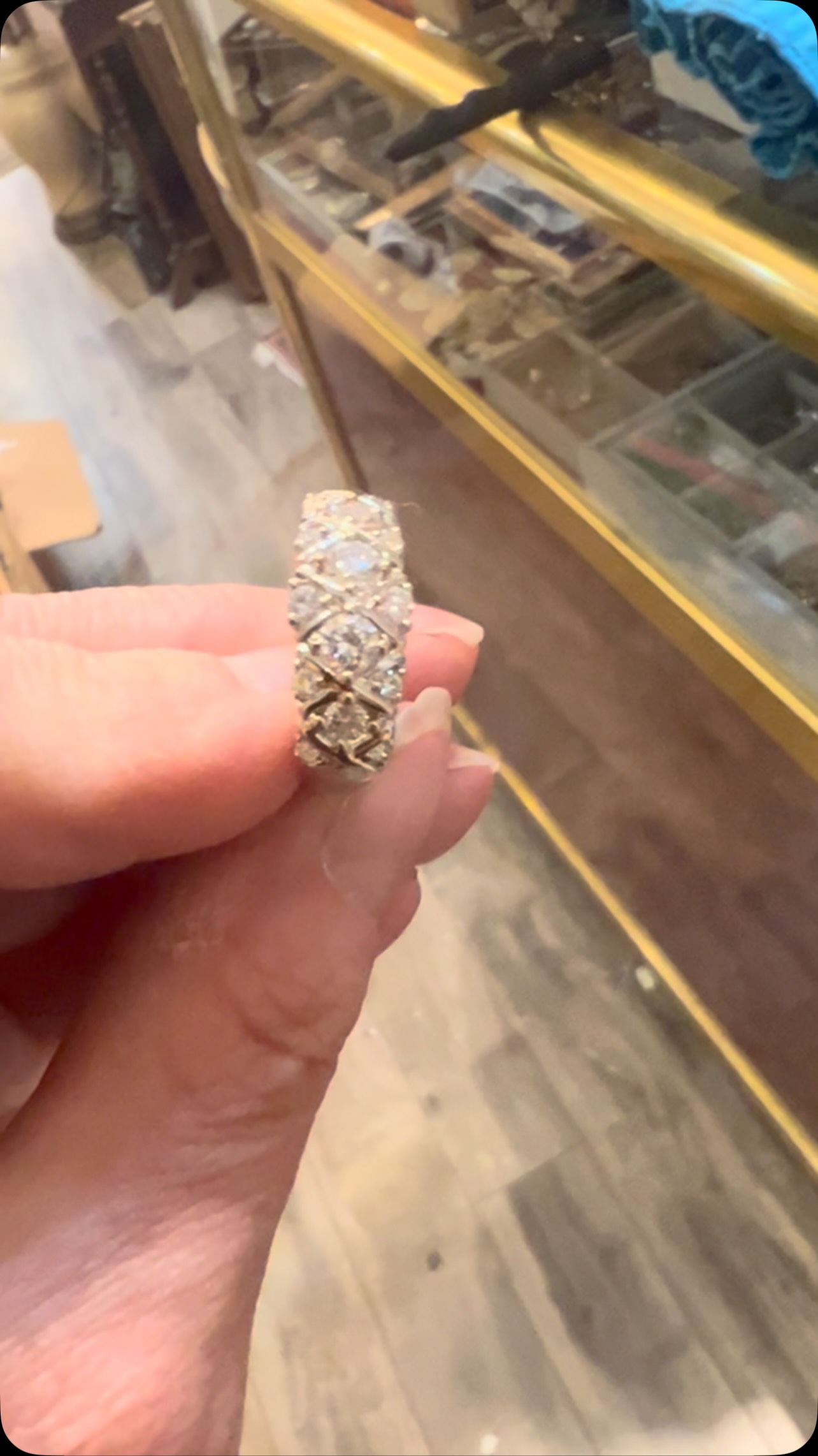 Timeless elegance ✨
A beautiful 18K white gold diamond ring featuring a classic design with brilliant diamonds all the way around.
Size 6.5
Available now at Martine Boré Antiques, West Vancouver.
DM for details.
#diamondring #18kwhitegold #diamondband #estatejewelry #finejewelry vintagejewelry diamondlover luxuryjewelry jewelryaddict timelessstyle martineboreantiques westvancouver shoplocal