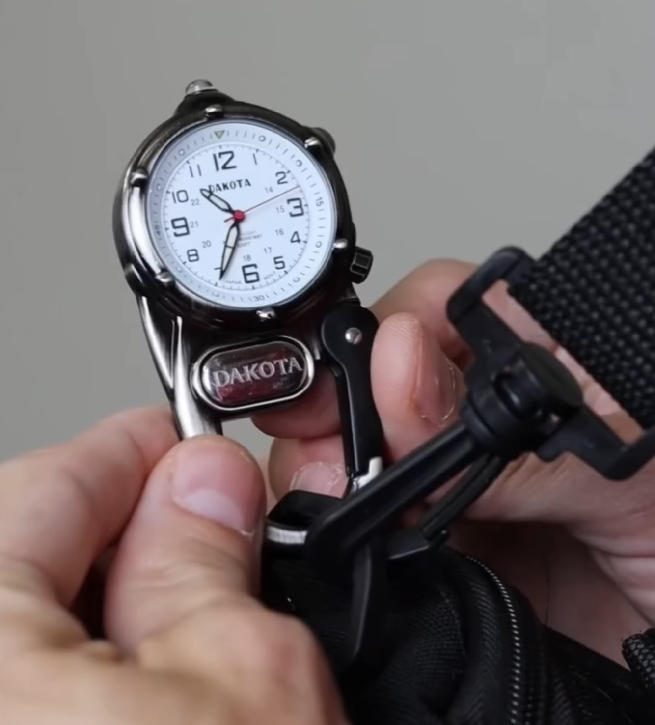 Clip on any loop for wrist-free activities 💪🎒
#watches #clipwatch #dakotawatch