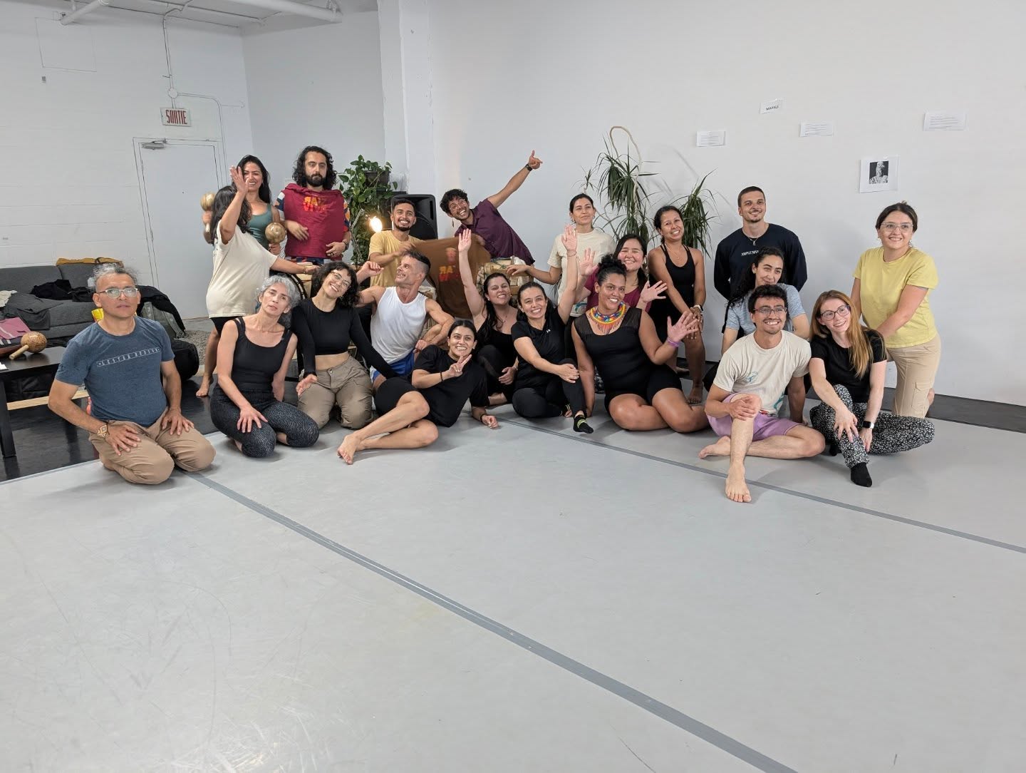 Merci pour cette soirée de mémoire, de danse et de célébration 🖤🪘
Samedi, nous nous sommes réunis pour rendre hommage à l’immense héritage de Totó la Momposina, en laissant le mouvement, la musique et la communauté porter nos souvenirs et notre gratitude. ❤️🩹✨️
Merci à toutes les personnes qui ont participé à ce Tradik et qui ont partagé avec nous ce moment si spécial. Votre présence, votre énergie et votre générosité ont donné tout son sens à cette rencontre. 🫂
Un immense merci à Milena Yanes pour la création et l’accompagnement de cet atelier, ainsi qu’aux musiciens qui ont fait vibrer l’espace au rythme de la cumbia, du mapalé et du bullerengue. 🪘
Plus qu’un atelier, ce fut une célébration de la vie, de la transmission et de l’héritage d’une artiste qui continue de nous inspirer.
Merci d’avoir dansé avec nous. 💃🏽🖤
#tondoa #mtl #colombia #danza #totolamomposina