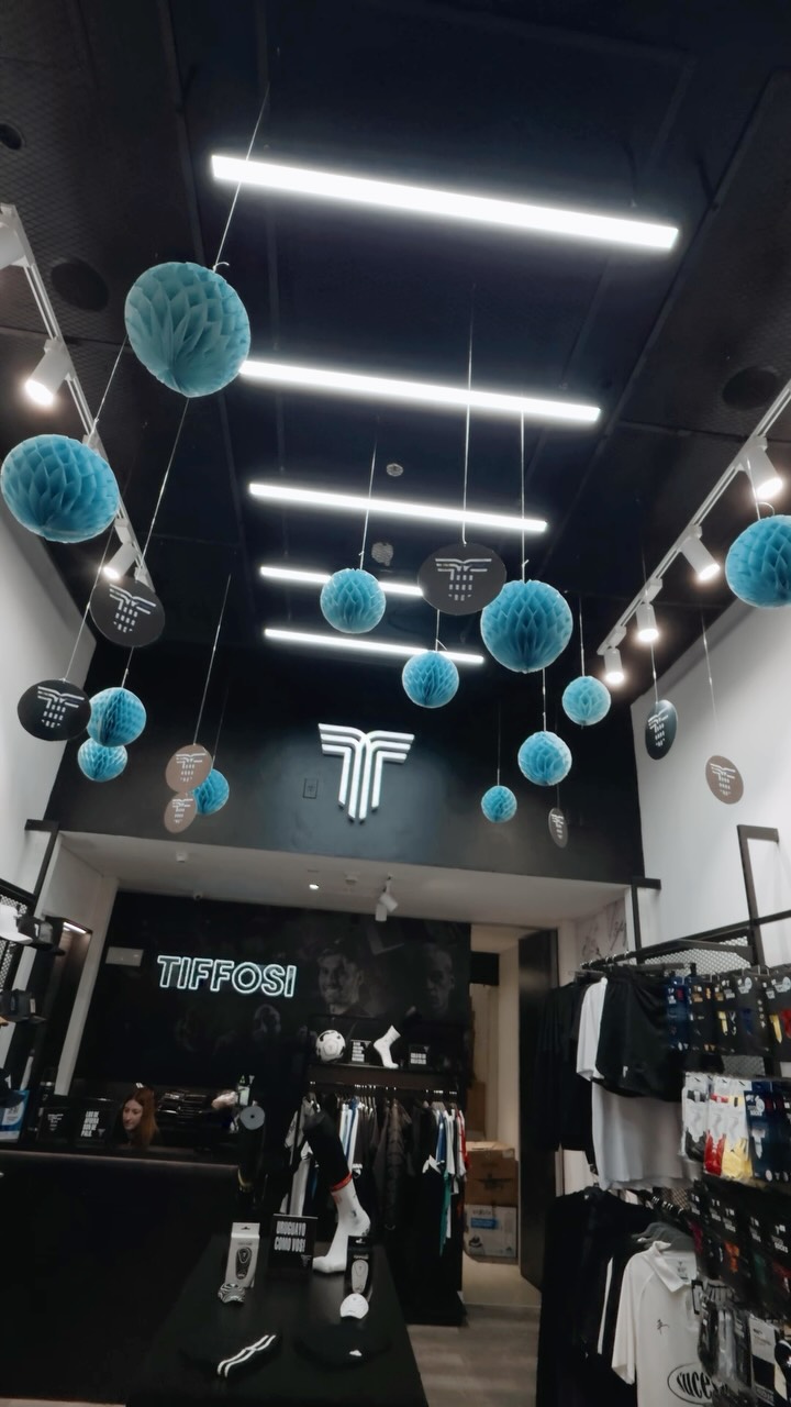 Nos vestimos de celeste.
Porque cuando juega Uruguay, hay cosas que se sienten distinto. 🇺🇾
Tiffosi, tan uruguayo como vos.
#tiffosi #uruguay