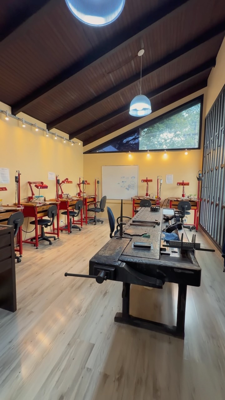 Na Criativitá, cada detalhe inspira uma nova criação.
Aqui, a técnica encontra a prática, o conhecimento ganha forma e cada aluno desenvolve habilidades para transformar ideias em joias.
Somos um espaço de aprendizado, criatividade e evolução para quem deseja viver a joalheria de forma profissional.
Seja para começar uma nova carreira ou aperfeiçoar sua técnica, o seu próximo passo pode começar aqui. ✨
📍 Agende uma visita e conheça a Criativitá.
#escoladejoalheria #criativita #portoalegre