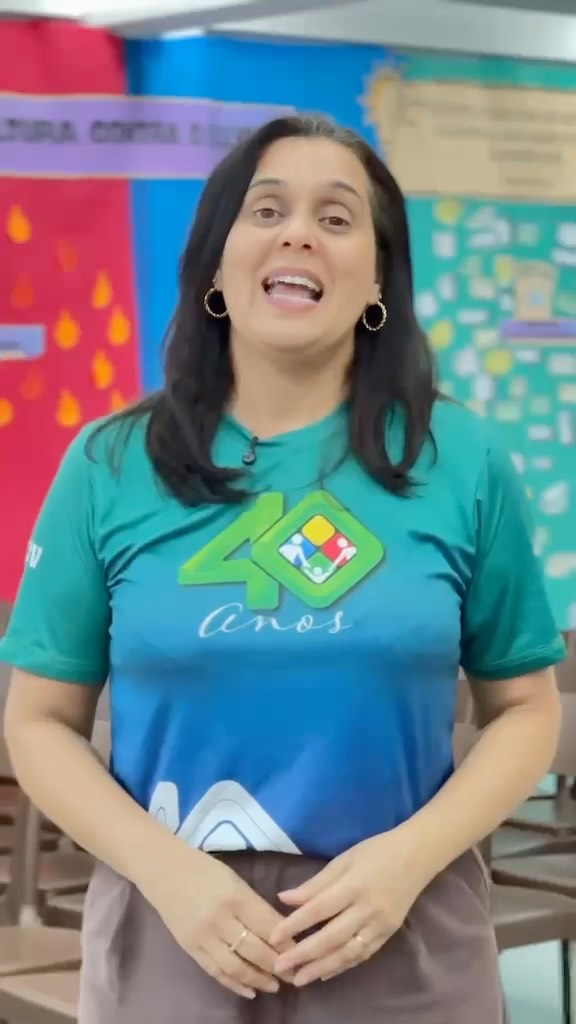 Nos últimos meses desenvolvemos com nossos alunos um trabalho de conscientização sobre bullying e cyberbullying por meio de diversas atividades educativas e reflexivas. E como culminância desse projeto, promovemos uma ação voltada para a construção de uma Cultura de Paz, fortalecendo o enfrentamento e a prevenção da violência escolar.
Do Ensino Fundamental I ao Ensino Médio, os estudantes participaram da dinâmica dos Quatro Pilares da Paz — Terra, Água, Fogo e Ar — refletindo sobre valores essenciais para uma convivência saudável.
Trabalhamos temas como respeito, acolhimento, perdão e resolução pacífica de conflitos, incentivando cada aluno a contribuir para a construção de um ambiente escolar mais seguro, acolhedor e colaborativo.
Sabemos que o desenvolvimento emocional é fundamental para a aprendizagem. Quando o aluno se sentem seguro e valorizado, aprendem com mais confiança e desenvolvem melhor seu potencial.
E por isso, convidamos você, pai e mãe, a continuar reforçando a importância do cuidado com o próximo e incentivando seus filhos a serem construtores da paz dentro e fora da escola.
#ACBV
#Acbv40anos