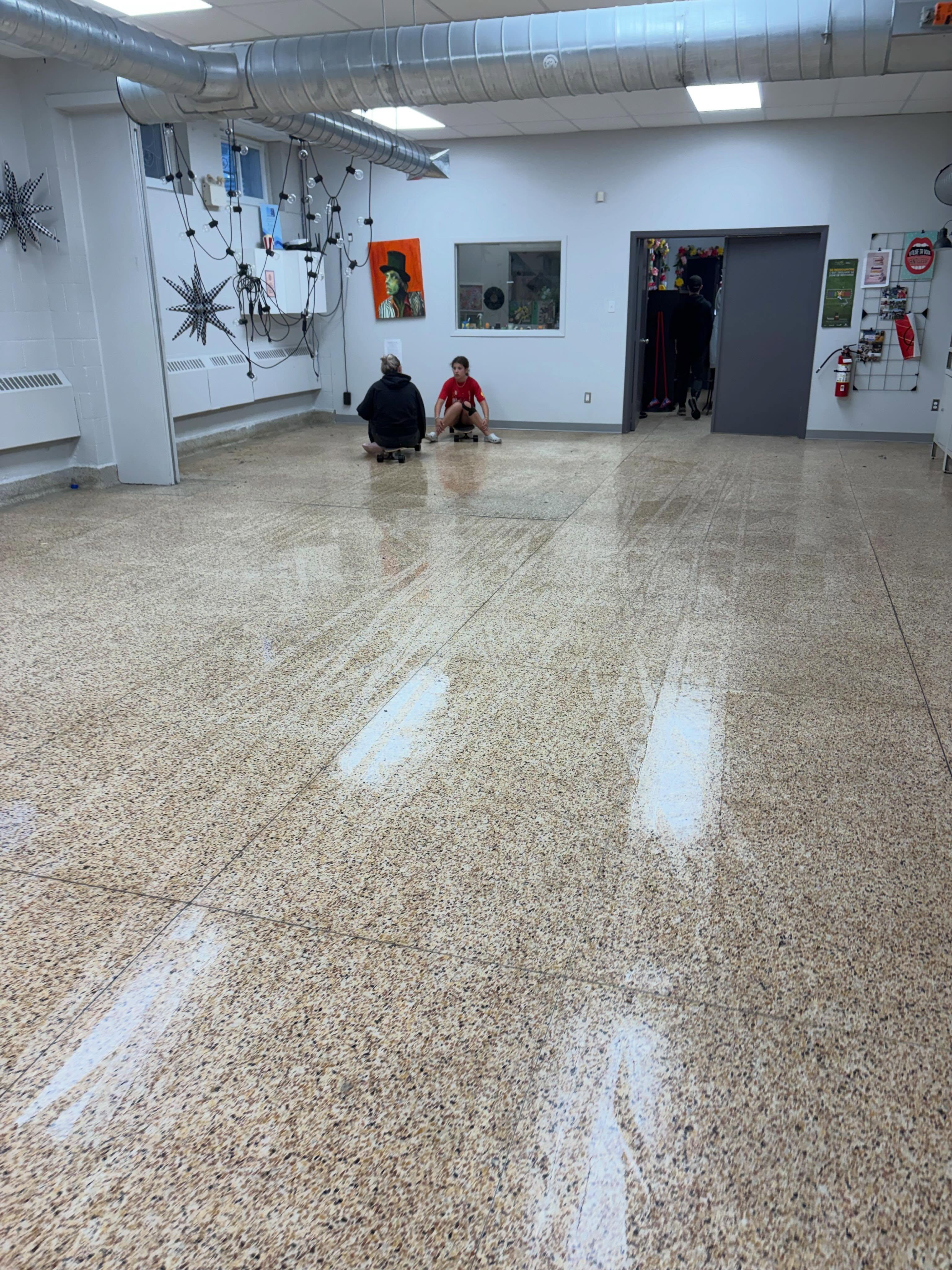 ✨C’est l’heure du nettoyage de notre plancher !
Prendre note que la Maison des jeunes fermera son local à l’intérieur lundi le 29 juin , nos activités se dérouleront à l’extérieur de 14h à 18h ! Nous serons à la piscine 🏊♂️