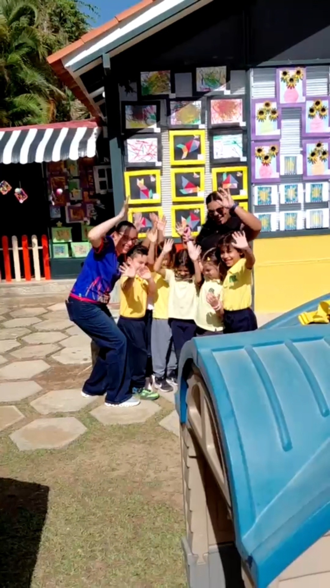 Un poquito de la magia y la diversión que se vive todos los días por acá. ✨🎈
¡La felicidad de los niños es contagiosa y verlos disfrutar así nos llena el corazón! No hay nada mejor que aprender y compartir entre risas. 🥰🏫