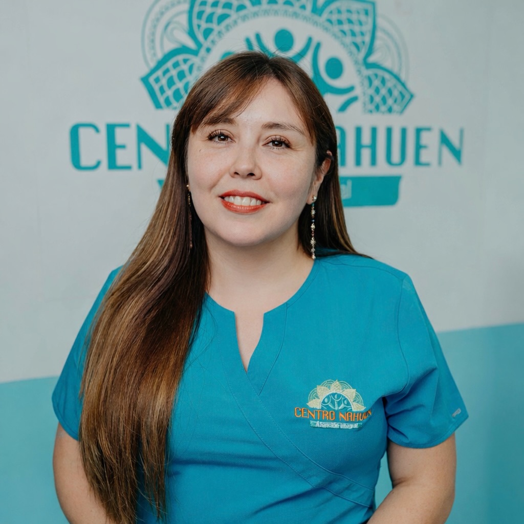 ✨ CONOCE A NUESTRO EQUIPO ✨
Hoy queremos presentarles a Danitza Segovia, directora de Centro Nahuen, Psicóloga Clínica y Psicopedagoga.
Danitza trabaja desde un enfoque Cognitivo-Conductual y Sistémico, integrando herramientas de las terapias de tercera generación, como ACT, DBT y Mindfulness. Su trabajo se centra principalmente en el abordaje de trastornos de ansiedad, regulación emocional, neurodivergencias y evaluación diagnóstica.
🧠 Áreas de especialización:
• Trastorno de Ansiedad Generalizada (TAG)
• Trastorno de Pánico
• Fobias y Ansiedad Social
• TOC
• Regulación emocional
• Neurodivergencias (TEA y TDAH)
📋 Certificaciones y formación destacada:
• Diplomado en Trastornos de Ansiedad – Universidad Andrés Bello
• Especialización en Ansiedad: Rompiendo el Circuito Ansioso
• Especialización en Psicoterapia Breve para la Ansiedad
• Especialización en Terapia Dialéctica Conductual (DBT)
• Formación en ACT y Mindfulness
• Certificación ADOS-2
• Certificación ADI-R
• Certificación WISC-V
• Certificación PEP-3
• Certificación PEERS® UCLA
• Formación especializada en Autismo en Mujeres
💬 Su trabajo busca ofrecer un espacio cercano, respetuoso y basado en evidencia, acompañando a niños, adolescentes, adultos y familias en sus procesos de evaluación, comprensión y bienestar emocional.
📍 Atención presencial en Centro Nahuen, Providencia y Colina.
❤️ Si has realizado un proceso con Danitza, te invitamos a compartir tu experiencia en los comentarios. Tu testimonio puede ayudar a otras personas a dar el primer paso hacia su bienestar.