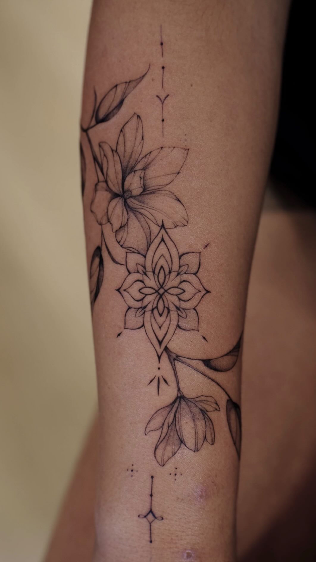 ornamental elements & gentle florals - are probably my absolute favorite design combination, absolutely majestic and so so delicate ✨ thank you Grace for giving me such creative freedom ✨ #bigislandtattoo #konatattoo #kailuakonatattoo #waimeatattoo #kamuelatattoo