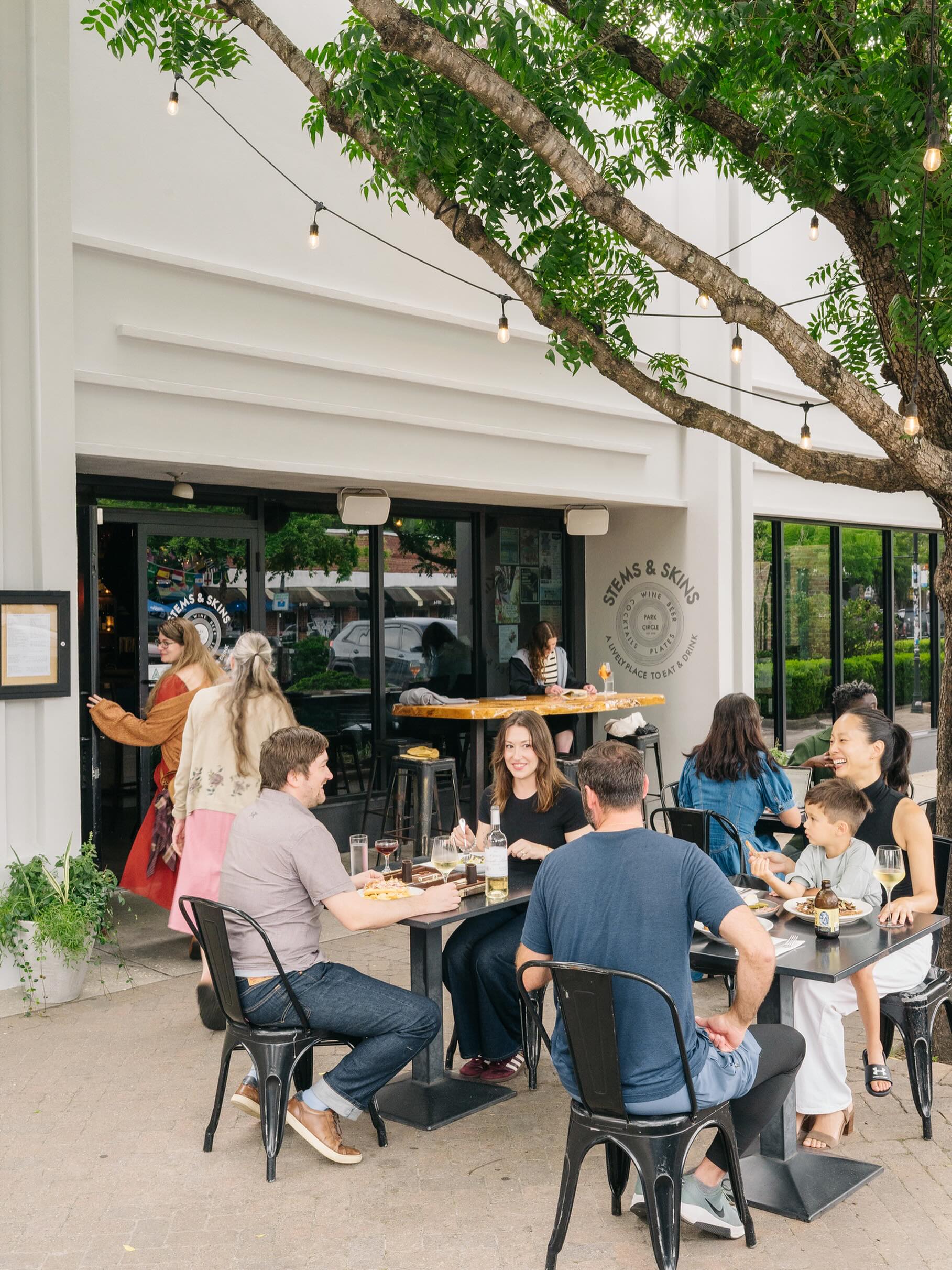 Happy Friday from our little corner of the neighborhood. Stop by this weekend and clink glasses with us!
📸: @rutasmithphoto