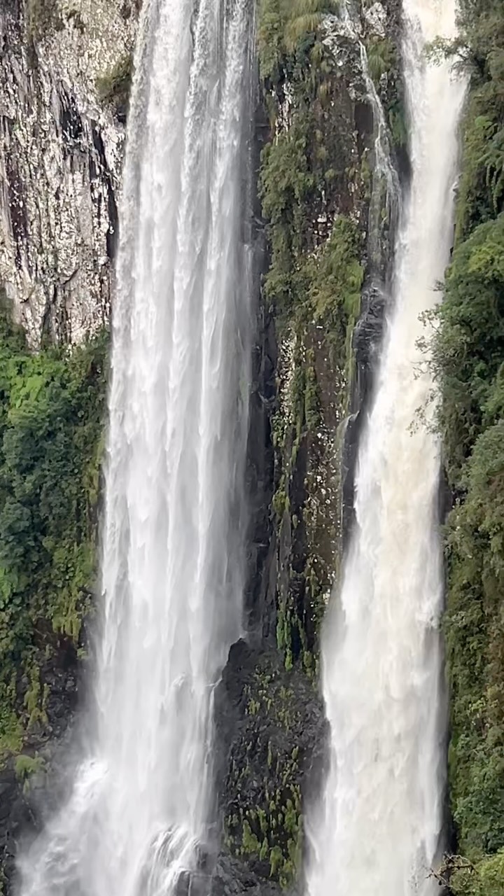 A água nunca para.
Ela percorre caminhos, conecta lugares e transforma tudo o que toca.
Em cada rio, em cada cachoeira e em cada curva da paisagem, suas marcas continuam presentes.
💧 Capítulo 2: O tempo da Água
Uma jornada pelos diferentes tempos que moldaram os Cânions do Sul.
#canyonsdosul #geoparquecaminhosdoscânionsdosul #georrotacanionsdosul