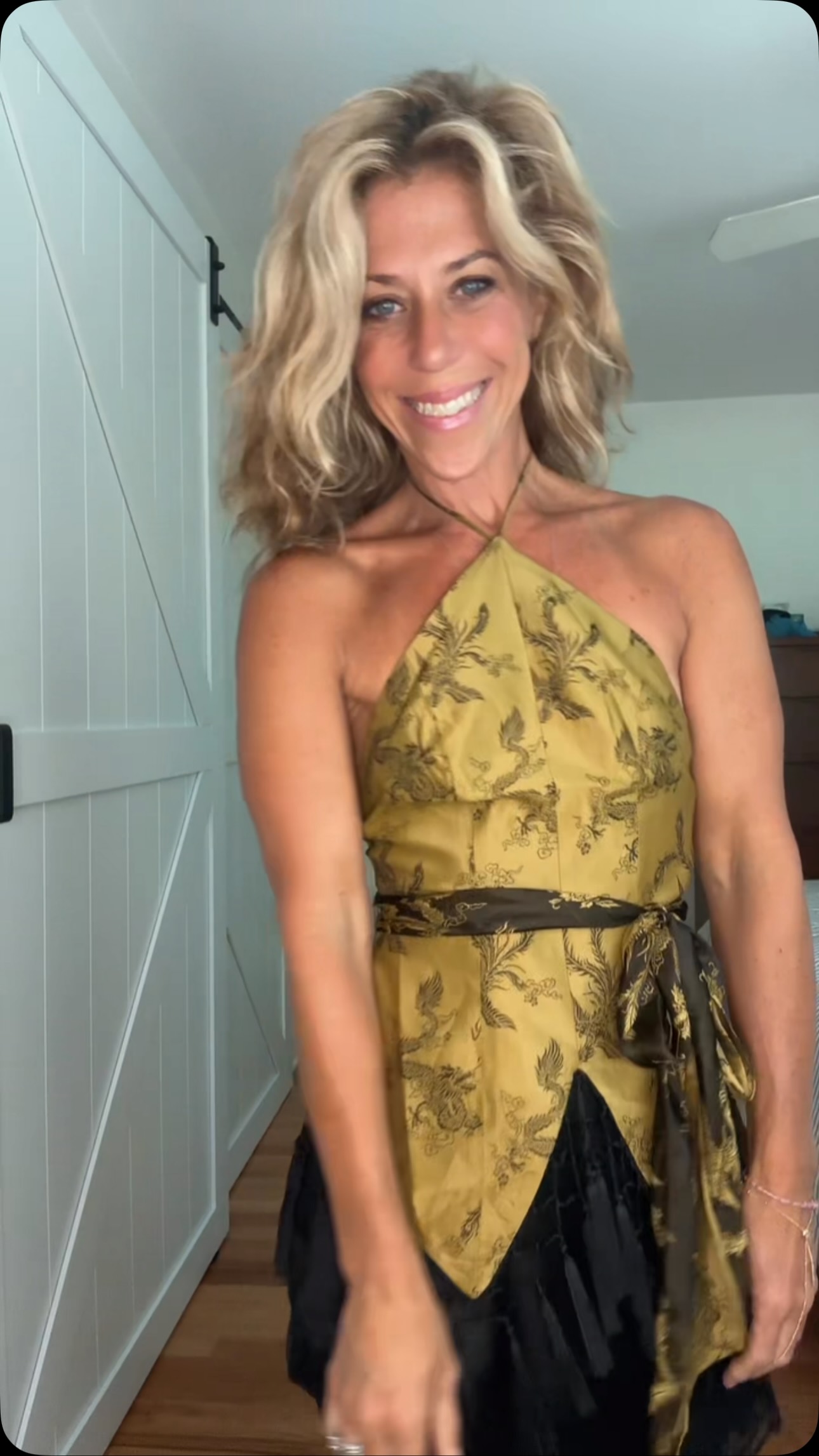 Looking through my closet - I’ve noticed I am a big fan of tassels. What detail on clothes do you mostly admire?
#tassels #dragonprint #lace