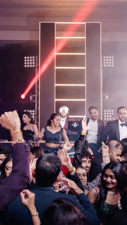 2Hot 2Handle 🚨.
.
.
.
@timhebertproductions
@riaeventsanddesign
@klasikhz
@iammickeysingh
@mc_anish
@renriverviewplaza
@adamfalgoutphotography