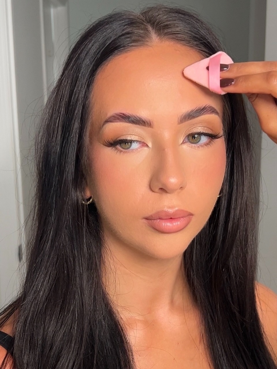 Flawless from every angle! ✨ A little powder puff moment to lock everything in and keep any unwanted shine away
.
.
.
.
.
.
#goldcoastmakeupartist #brisbanemakeupartist #bridalmakeupartist #makeuplooks #makeupinspo