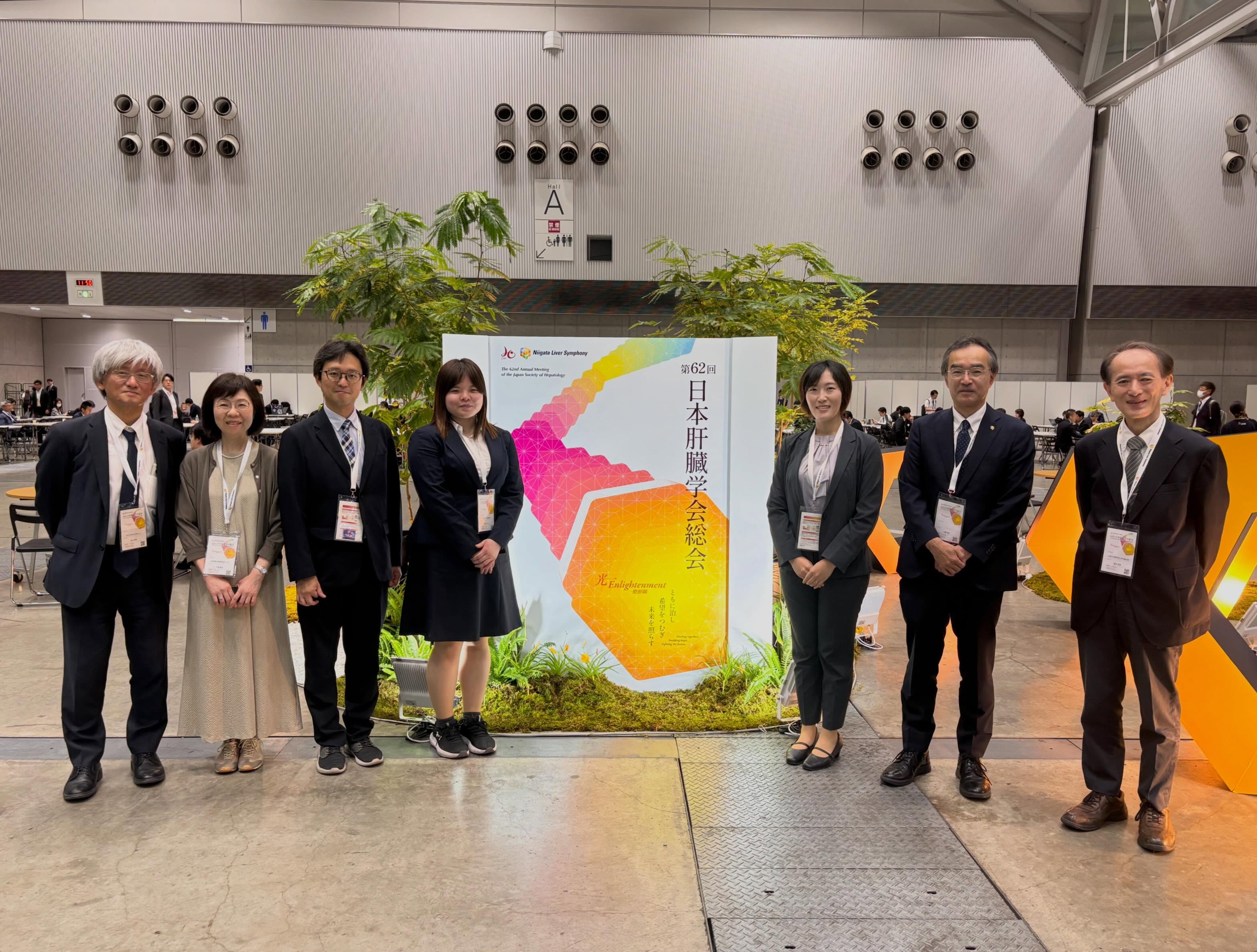 .
【学会報告】
6月18日~20日にかけて第62回日本肝臓学会総会、第12回肝臓と糖尿病・代謝研究会が新潟市(朱鷺メッセ)にて開催されました📚
当科からは土屋教授、前川先生、鈴木先生、松田先生、穐山先生、齊藤先生が参加いたしました!
基礎研究から臨床、さらには予防から治療に至るまで、肝臓学に関する幅広い知見に触れることができ、大変有意義な学会参加となりました。今回得られた知識や経験を深めるとともに、日々の診療へ還元し、より良い医療の提供につなげていきたいと思います🩺
以下、山梨大学消化器内科としての演題・活動をご紹介いたします。
2026年6月18日(木)【日本肝臓学会1日目】
ミニオーラル14 脂肪性肝疾患6
MO-62 MASLDにおける尿酸の病態への関与
演者:穐山先生
ミニオーラル14 脂肪性肝疾患6
MO-63 MASLDにおける肥満症治療薬の可能性と院内連携
演者:齊藤先生
ミニオーラル17 ウイルス性肝炎(基礎)
MO-79 1分子ロングリード・シークエンシングを用いたB型肝炎全ゲノム解析による病態解明
演者:松田先生
シンポジウム10 老化制御から考える新しい肝臓病の診断、治療戦略
SY10-10 PhenoAgeに基づく生物学的老化とC型肝炎SVR後病態
演者:前川先生
招聘講演6 老化は制御可能か?
司会:土屋教授
2026年6月19日(金)【日本肝臓学会2日目】
ワークショップ4 “硬さ”と“流れ”のシンフォニー:肝画像診断の新たな地平線
WS4-6 At risk MASHにおけるFASTスコア改善の意義
演者:鈴木先生
パネルディスカッション3 肝炎ゼロを実現する-科学が導くCureto、未来を支える予防戦略-
PD3-12 HBsAgGiを用いたB型慢性肝炎患者におけるHBs抗原低下予測と発がん既往の検討
演者:前川先生
口演21 基礎研究2
司会:前川先生
特別企画8「肝硬変ガイドライン・MASLD診療ガイドライン解説セッション」
SS8-2 肝硬変診療ガイドライン改訂第4版の見どころ
演者:土屋教授
ランチョンセミナー14 肝硬変トータルマネジメント
司会:土屋教授
2026年6月20日(土)【肝臓と糖尿病・代謝研究会】
ワークショップ 糖尿病・肥満治療から見たMASLD
WS-9 消化器内科での肥満症治療薬導入に向けた診療科連携
演者:鈴木先生
#山梨 #山梨大学 #消化器内科 #肝臓学会