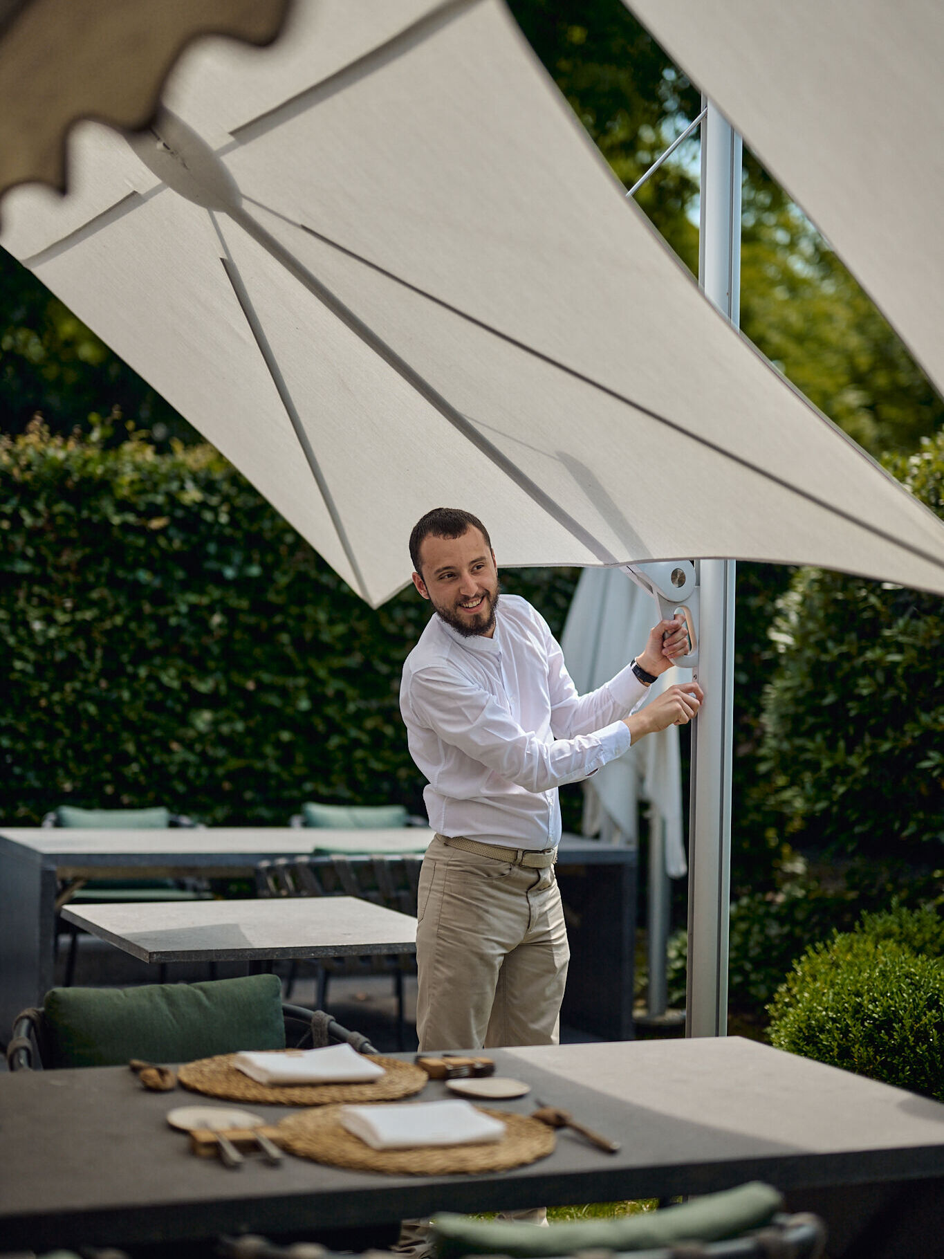 La canicule s'installe — le menu, lui, s'allège. 🌬️ Plus frais, plus délicat, pensé pour traverser les vagues de chaleur avec douceur. Bien manger par forte chaleur, c'est aussi un art. Dedans, la climatisation — dehors, la terrasse aménagée autour de notre jardin bruxellois. À vous de choisir, on s'occupe du reste.
____
De hittegolf zet zich in — het menu wordt lichter. 🌬️ Frisser, delicater, bedacht om de hittegolven met zachtheid te doorstaan. Goed eten bij grote hitte is ook een kunst. Binnen, de airconditioning — buiten, het terras ingericht rond onze Brusselse tuin. U kiest de plek, wij zorgen voor de rest.
____
The heatwave settles in — the menu lightens up. 🌬️ Fresher, more delicate, designed to carry you through the heat with gentleness. Eating well in the heat is an art in itself. Inside, the air conditioning — outside, the terrace nestled around our Brussels garden. You choose the spot, we'll take care of the rest.
#Menssa #lesgrandestablesdumonde #michelinguide #50bestdiscovery #gaultmillau
Menssa by @christophe.hardiquest
💻 www.menssa.be
✉️ restaurant@menssa.be
☎️ +32 2 346.66.15
📍 Avenue de Tervueren 453, 1150 Bruxelles
📸 @anthonyflorio
@enguerrand_moura @nico.beaudey @dessartjulie @madison_mtn @elliot.deconinck