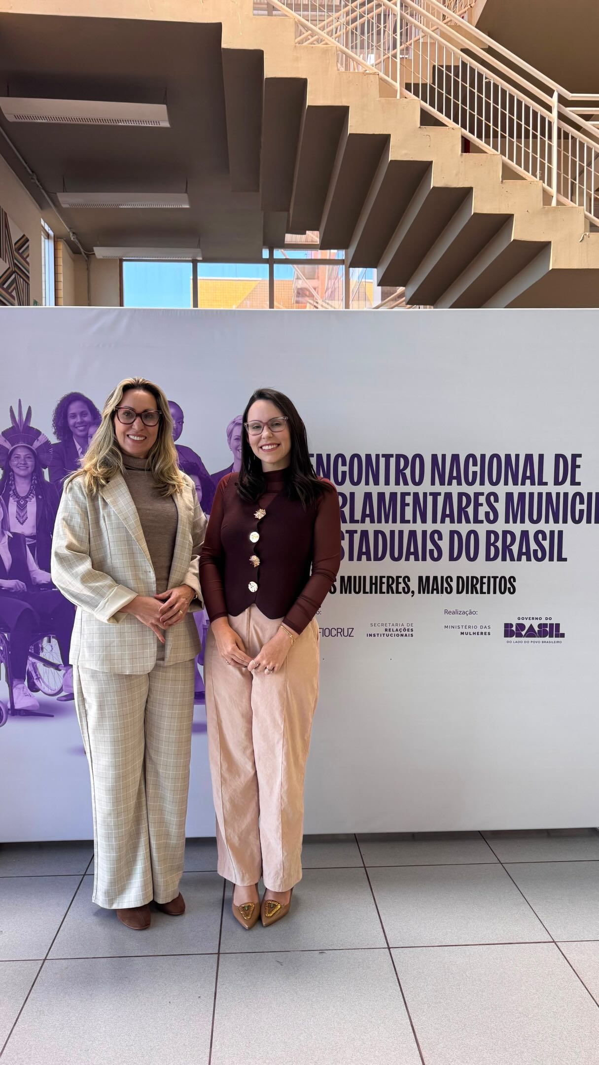 Foram dois dias intensos nesse evento aqui em Brasília.
No Encontro Nacional de Parlamentares Municipais e Estaduais do Brasil, estive com quase 500 vereadoras e deputadas de todo o país. E a pauta foi ampla, como tem que ser: a participação das mulheres na política, a autonomia econômica, a divisão do cuidado dentro de casa e o enfrentamento à violência.
Cada conversa aqui me deu mais clareza sobre o que eu quero levar para Contagem. Porque é na cidade, no dia a dia, que esses direitos precisam virar realidade.
#SejaAVoz