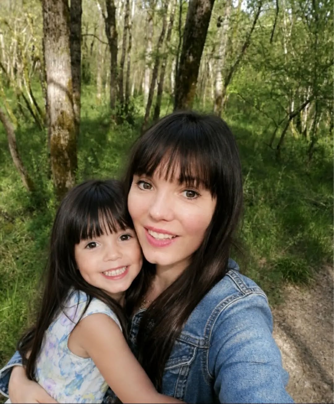Le plus beau cadeau que vous puissiez offrir à votre enfant intérieur… c'est de devenir l'adulte dont il avait besoin. 🤍
Pendant longtemps, j'ai cru qu'il fallait être plus forte, faire plus, étouffer mes émotions, répondre aux attentes des autres, tout contrôler.
En réalité, j'avais simplement besoin de revenir vers cette petite fille en moi qui attendait d'être vue, écoutée, comprise et aimée.
C'est là que tout a commencé à changer.
Votre plus grande force réside dans le lien que vous choisissez de recréer avec vos parts intérieures. Elles influencent près de 90 % de votre fonctionnement, souvent sans que vous en ayez conscience.
Au cœur de tout cela se trouve votre enfant intérieur. Il porte la mémoire de ce que vous avez vécu, ressenti, compris ou refoulé. Il influence vos réactions, vos comportements et vos décisions à travers les expériences enregistrées dans votre passé.
Stress, anxiété, colère, peur, tristesse, honte, culpabilité… Ces émotions sont des messages. Elles révèlent ce qui demande encore à être vu, accueilli et apaisé.
👉 Tant que votre enfant intérieur porte des blessures, des émotions non libérées ou des croyances limitantes, elles continueront à se manifester dans votre vie.
Pourtant, cette part de vous n'est pas une faiblesse. C'est une immense force.
En lui offrant enfin de l'attention, de la douceur, de la compréhension et de l'amour, vous transformez profondément votre relation à vous-même, aux autres… et à la vie.
👉 Parce que le cerveau et l'inconscient ne distinguent pas le réel de l'imaginaire, j'utilise l'hypnose et la visualisation pour reconnecter avec ces parts de vous, les apaiser, les libérer et les reprogrammer en douceur afin que votre passé ne dirige plus inconsciemment votre présent.
✨ C'est dans cette intention que j'ai créé le Pack RECONNEXION PROFONDE.
Un accompagnement pour apaiser votre enfant intérieur, libérer vos émotions, transformer certains schémas inconscients, retrouver plus de confiance, de paix et de stabilité intérieure.
➡️ Lien en bio ou commentez PACK et je vous envoie toutes les informations.
Prenez soin de vous. 😘
Laura Guerdet
Thérapeute & Guide Intuitive