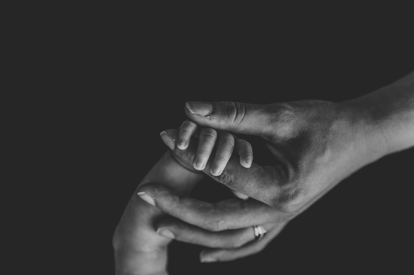 Ce n’est qu’une main.
Aujourd’hui.
Dans quelques années, ce sera le souvenir de tout un début de vie.
Et c’est exactement pour ça que je prends ce genre de photo. 🤍
#photographenouveaune #photographebebe #photographefamille #photographerouen