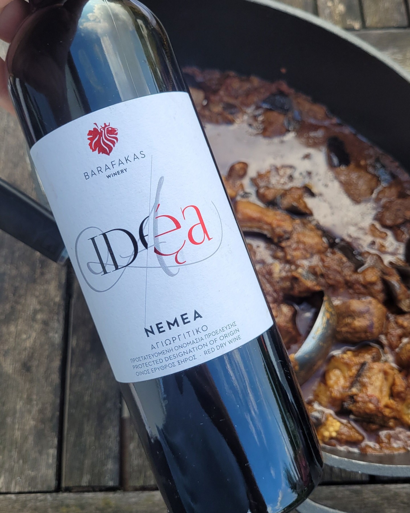 Barafakas Winery Idea Nemea 2021 – PDO Nemea, Peloponnese | 86/100 🍷
@barafakas_winery is a family operation in Nemea with roots in the 1920s; the modern winery was set up in 2002 by Christos Barafakas. The vineyards run from 200 up to 815 metres across the broken-up Nemea zone. The Idea is made entirely in stainless steel, with five days of pre-fermentation maceration, fermentation at 24–26 °C and four months in tank, so no oak at all. It costs about 7–8 € in Greece, and one UK merchant pitches it at people who like young Rioja.
I tasted it young. Fair amount of spice on the nose. The tannin is still fairly stern, then a short burst of fruit, but the finish is brief and there's a slightly metallic aftertaste. 86 points.
A decent, straightforward Nemea. The winery's serious bottle is the Apocalypsis, which is a different story.
Longer note in our database of more than 500 Greek wines at griechische-weine.info.
#GreekWine #Agiorgitiko #PDONemea #UnoakedRed #YoungWine