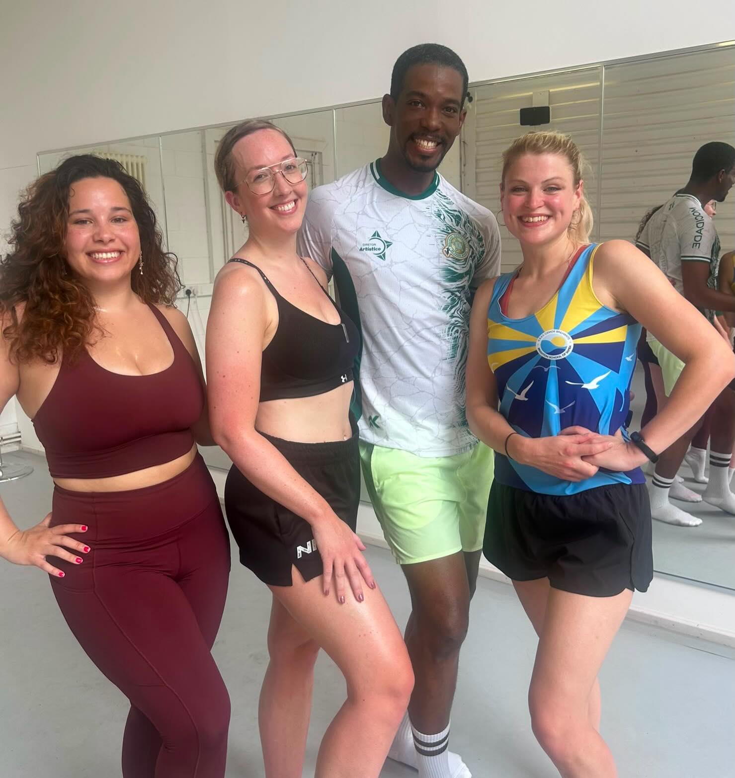 Two of our passistas and our rainha had the pleasure of training with George Louzada @gelouzadaoficial the award winning Artistic Director, Passista Director and choreographer from Mocidade Independente de Padre Miguel @mocidadeoficial
Hosted by London School of Samba @londonschoolofsamba
Obrigada! x