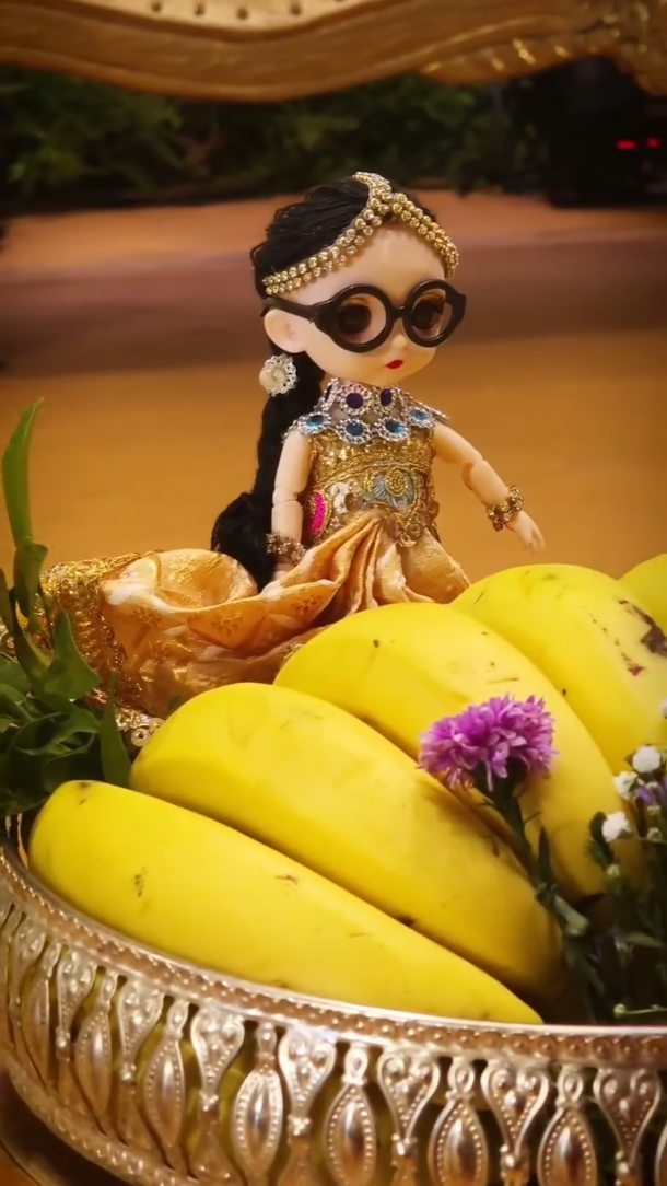 A mother to be, showered by traditional flowers and the scent of rajnigandh.
#babyshowerdecor
#indiantraditiinaldecor
#madecreativeworks
#bananaleafdecor