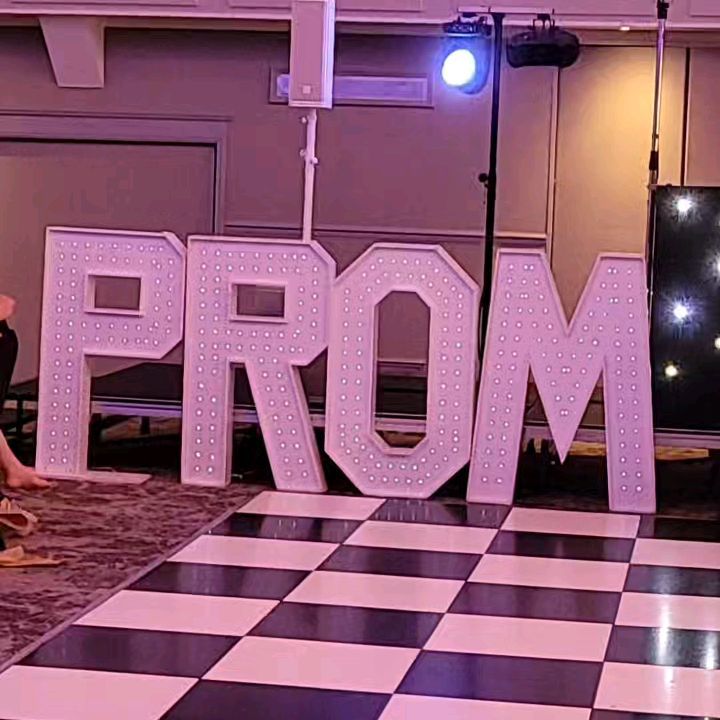 Prom Season - Introducing our New Selfie Pod Air.
@netherhall.learning.campus have used all our products and were the first customers on our new product.
This meant our new product was first intoduced at the amazing @thecedarcourtgroupyorkshire
@weddingscedarcourthuddersfield
@debsevents2023
Created a personalised welcome screen on our Tower screen to greet their guests.
#prom #promdress #promparty #promnight #selfiepod