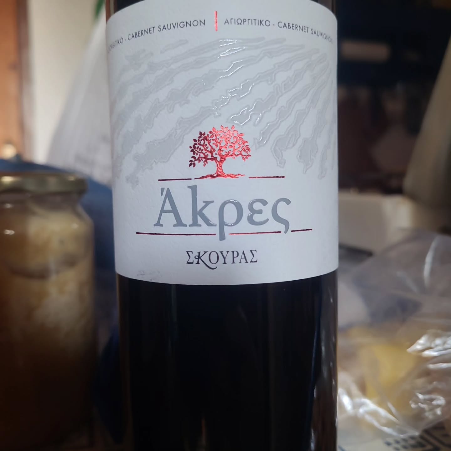 Domaine Skouras Akres 2025 – PGI Peloponnese | 87/100 🍷
Akres is Domaine Skouras’s (@domaineskouras) easygoing everyday red, about €8, a Peloponnese cuvée of 90% Agiorgitiko and 10% Cabernet Sauvignon. Read it as the little brother of the famous Megas Oenos, the same idea kept lean, with stainless fermentation, short extraction, full malolactic, brief lees and a screwcap. No oak, no hard tannin grab, just fruit-forward, early-drinking red.
I’ve nothing against Agiorgitiko as the Greek signature in a Bordeaux-style blend. What nags me is the newer habit of giving it Syrah when it gets just one partner; for racier, more fun wines, Cabernet is the better call, and this Akres makes it, though it’s no heavyweight.
2025 was no easy Nemea year: drought stress, smaller berries, sharply lower yields, but a kind final ripening, no heat spikes, dry weather, healthy fruit. For a lean stainless wine that means a touch more colour and concentration than in a lush year, without weight; the altitude holds freshness.
Curious what the small Cabernet does, I tasted it. Very floral, the varietal Agiorgitiko violet, a hint of eucalyptus where the Cabernet shows. The palate has a demanding tannin that dries the mouth, then opens to an at-least-medium finish. Few layers to pick out; complex it isn’t.
And yet it does, better than Lafazanis’s much-praised Geometria (two vintages in; more on that soon), what an oak-free Agiorgitiko should: character and real drinking pleasure. The grip and small punch come from the Cabernet the varietal Lafazanis forgoes. But you must nail it as cleanly as here, or better go without.
Surprisingly good for what it is, cleanly done, nothing to fault. For me, 87 points.
A much more detailed review lives in our site’s tasting-note database of 500+ Greek wines.
#GreekWine #Agiorgitiko #WinesOfGreece #Nemea #ValueWine