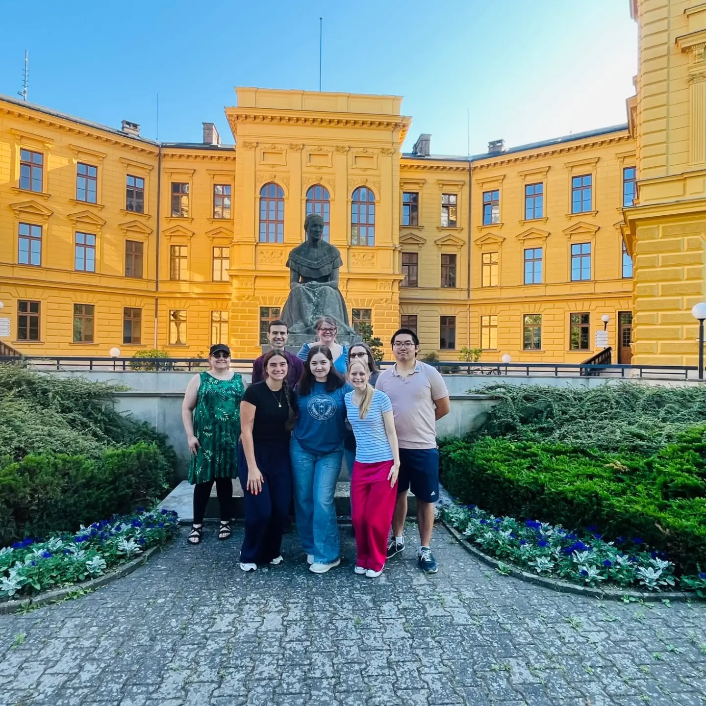 Díky spolupráci s neziskovou organizací @zpopela_ měli žáci prim a sekund možnost vyzkoušet si v rámci English Days (8.-9. 6. 2026) reálnou komunikaci s americkými leltory a zároveň si vyzkoušet mnoho různých aktivit. Od sportů, deskových her, tvůrčího psaní, psychologie až po tvorbu vlastního znakového jazyka.