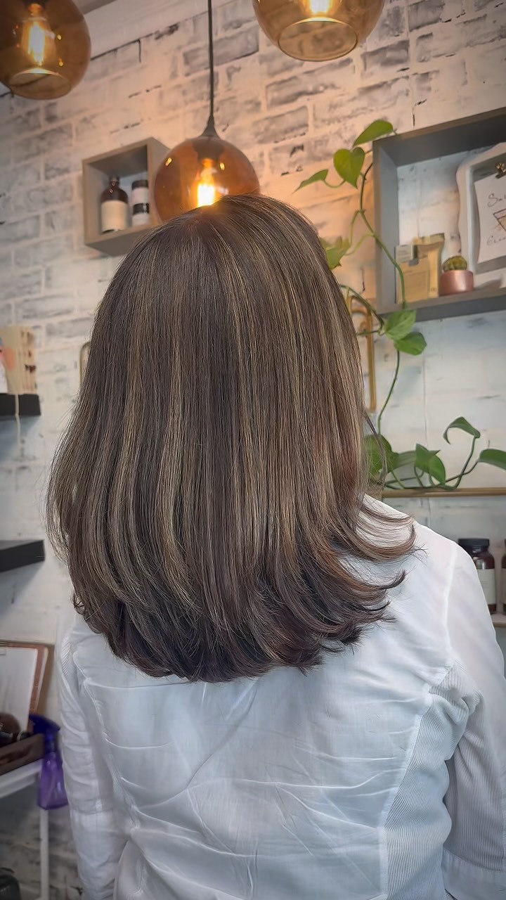 Brunettes deserve a summer glow too. ☀️🤎✨ Baby lights = brighter, softer, and still low maintenance. #SummerHair #BrunetteBalayage #stpetehair