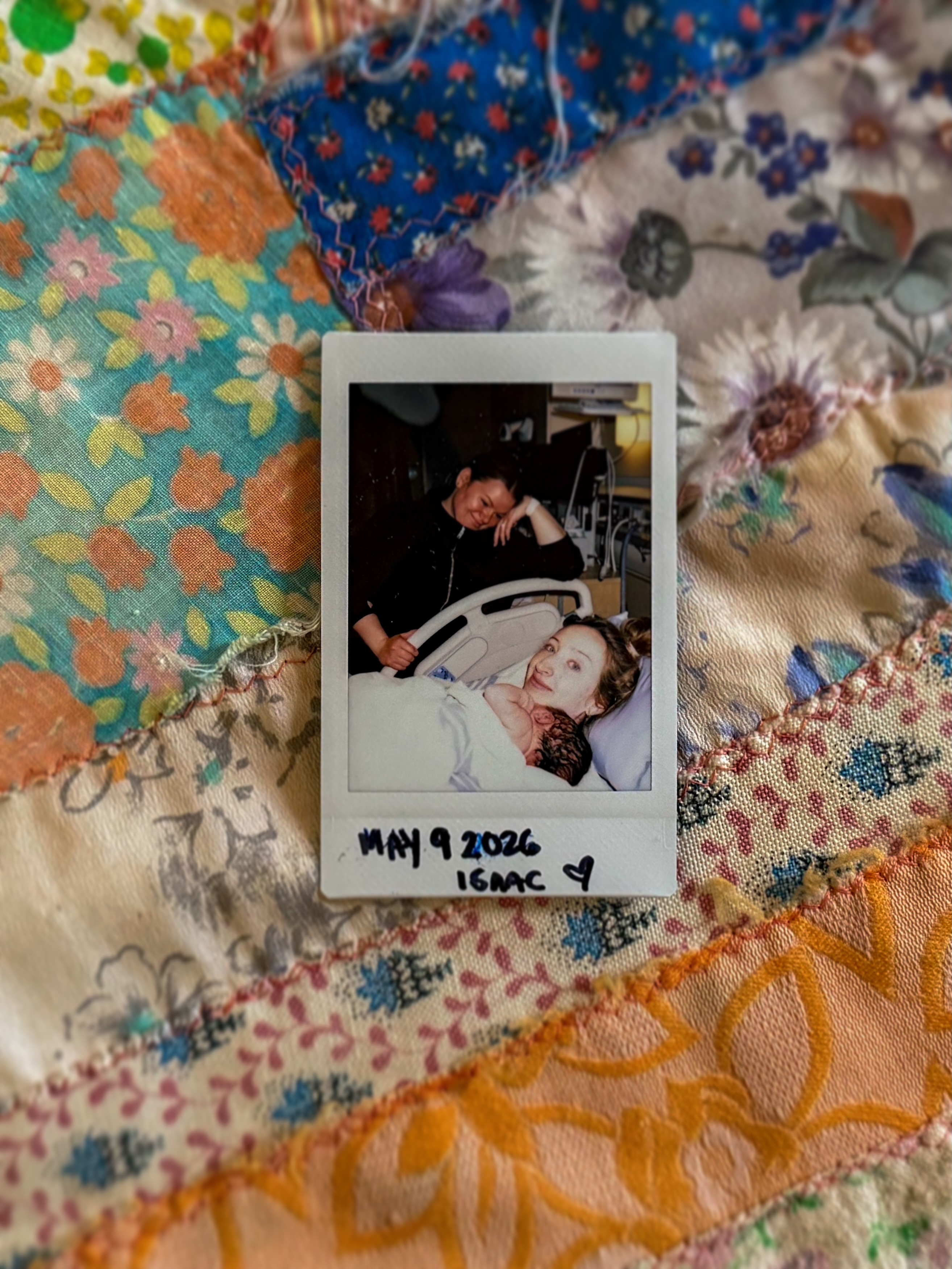 This week, a client handed me this little Polaroid tucked inside a thank you card. A snapshot of one of the biggest days of her life⌠and one of the greatest privileges of mine.
Thank you to every family Iâve ever supported. Thank you for trusting me with your birth, your strength, your vulnerability, and your growing family. Walking beside each of you is an honour Iâll never take for granted.
If youâve ever caught me quietly looking at you after your birth, itâs because Iâm thinking the same thing every single time:
You had everything it ever took from the very beginning.
My job was never to give you your strength đŤś
It was simply to remind you it was always there. đ§Ąâ¨
@leelaay thank you so much for this sweet little treasure đđĽšđŤśđ§Ą